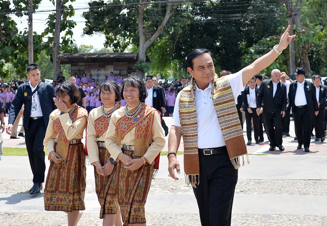 'นายกฯประยุทธ์' มาผิดฤดู ย่ำถนนคนเดินเชียงคาน ขณะแดดร้อนเปรี้ยง