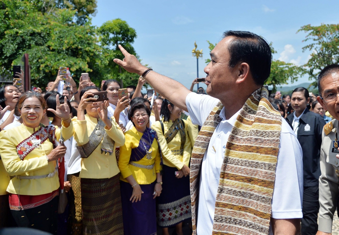 'นายกฯประยุทธ์' มาผิดฤดู ย่ำถนนคนเดินเชียงคาน ขณะแดดร้อนเปรี้ยง