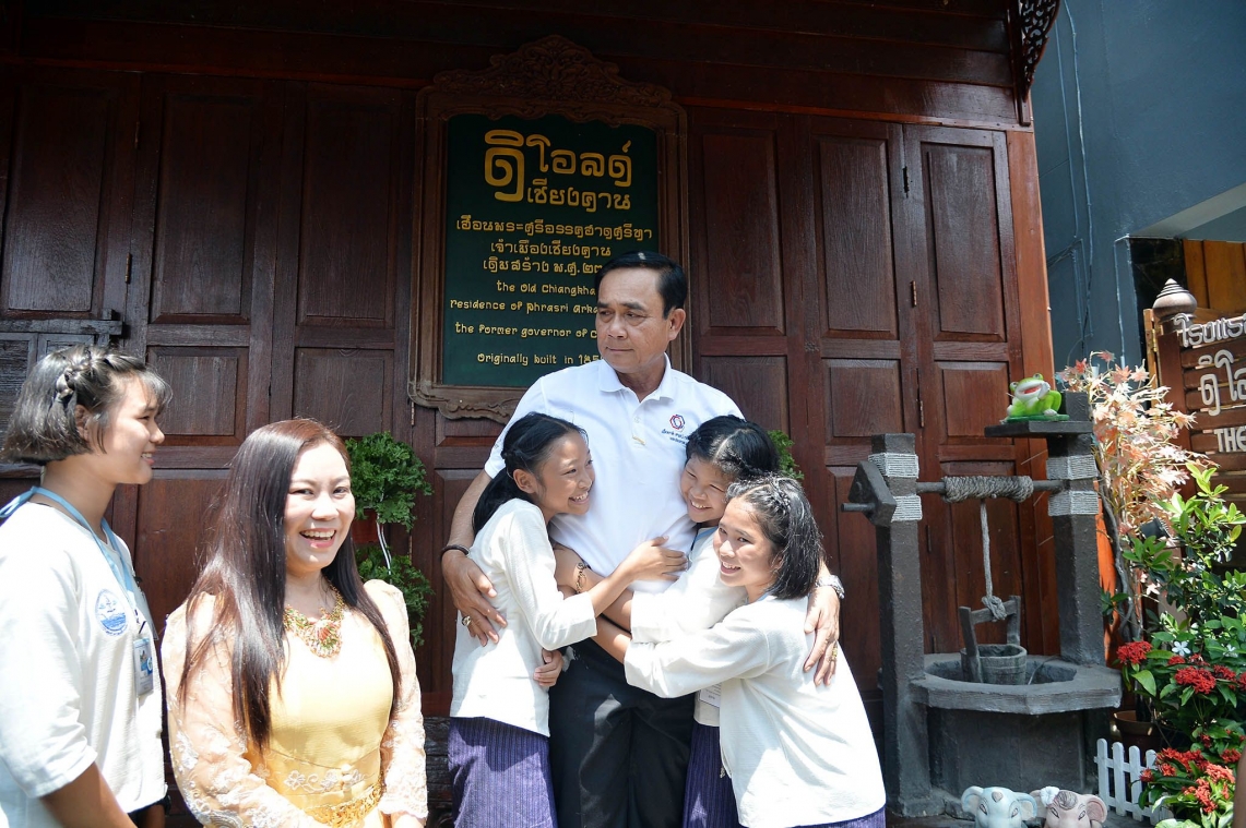 'นายกฯประยุทธ์' มาผิดฤดู ย่ำถนนคนเดินเชียงคาน ขณะแดดร้อนเปรี้ยง