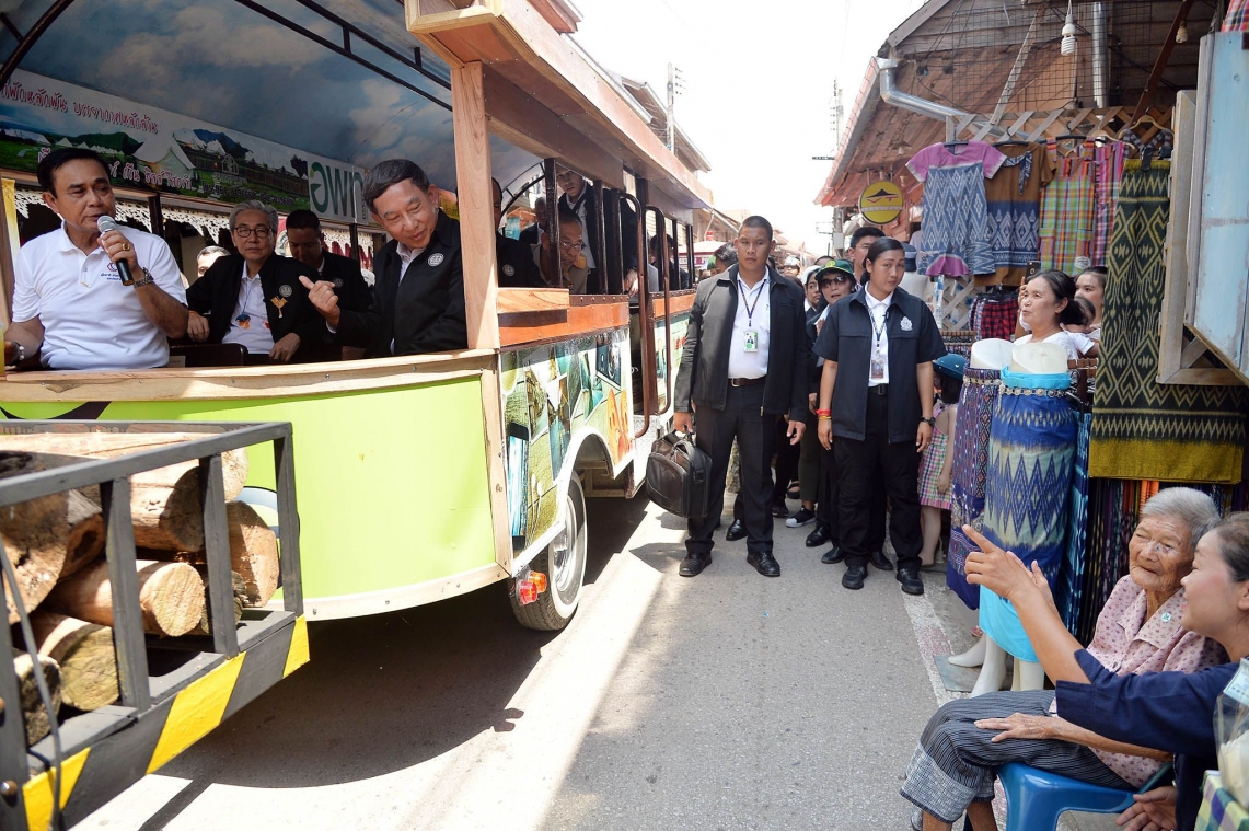 'นายกฯประยุทธ์' มาผิดฤดู ย่ำถนนคนเดินเชียงคาน ขณะแดดร้อนเปรี้ยง
