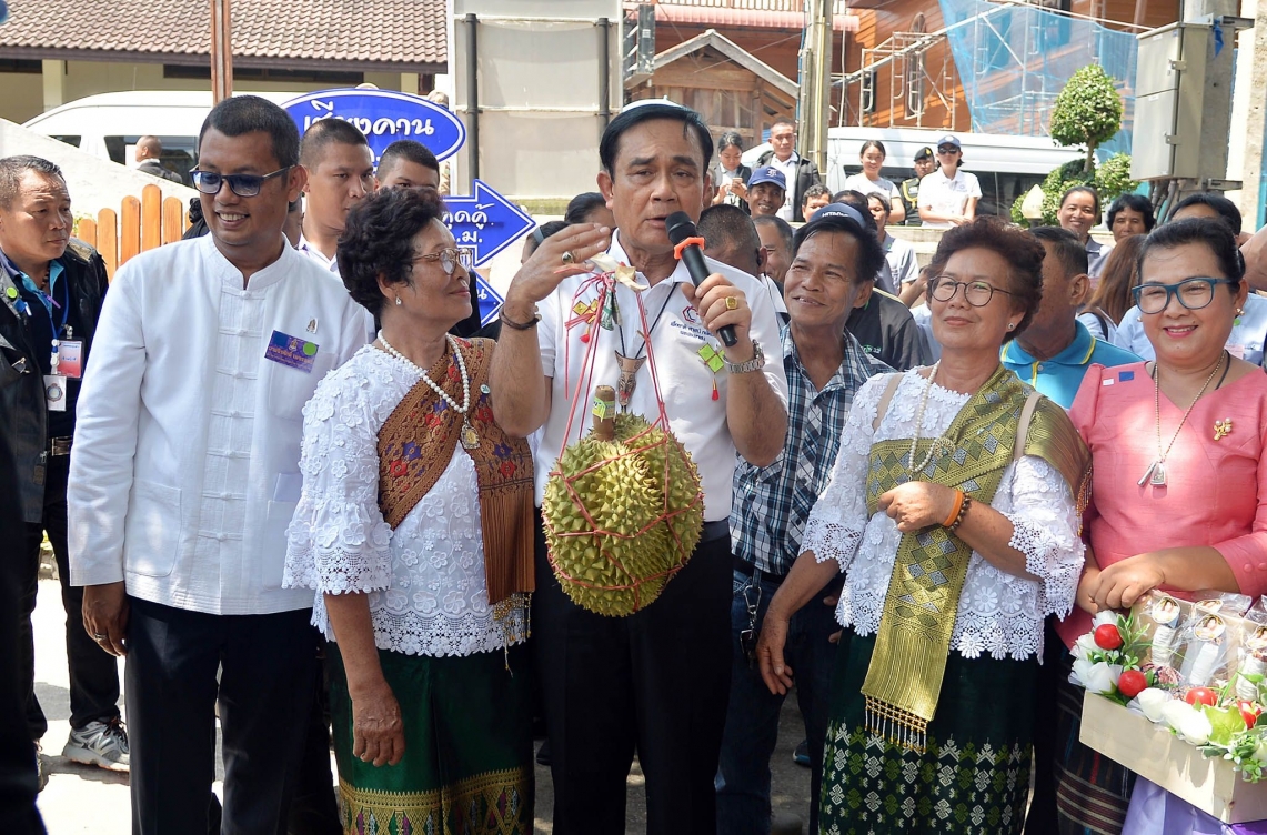 'นายกฯประยุทธ์' มาผิดฤดู ย่ำถนนคนเดินเชียงคาน ขณะแดดร้อนเปรี้ยง