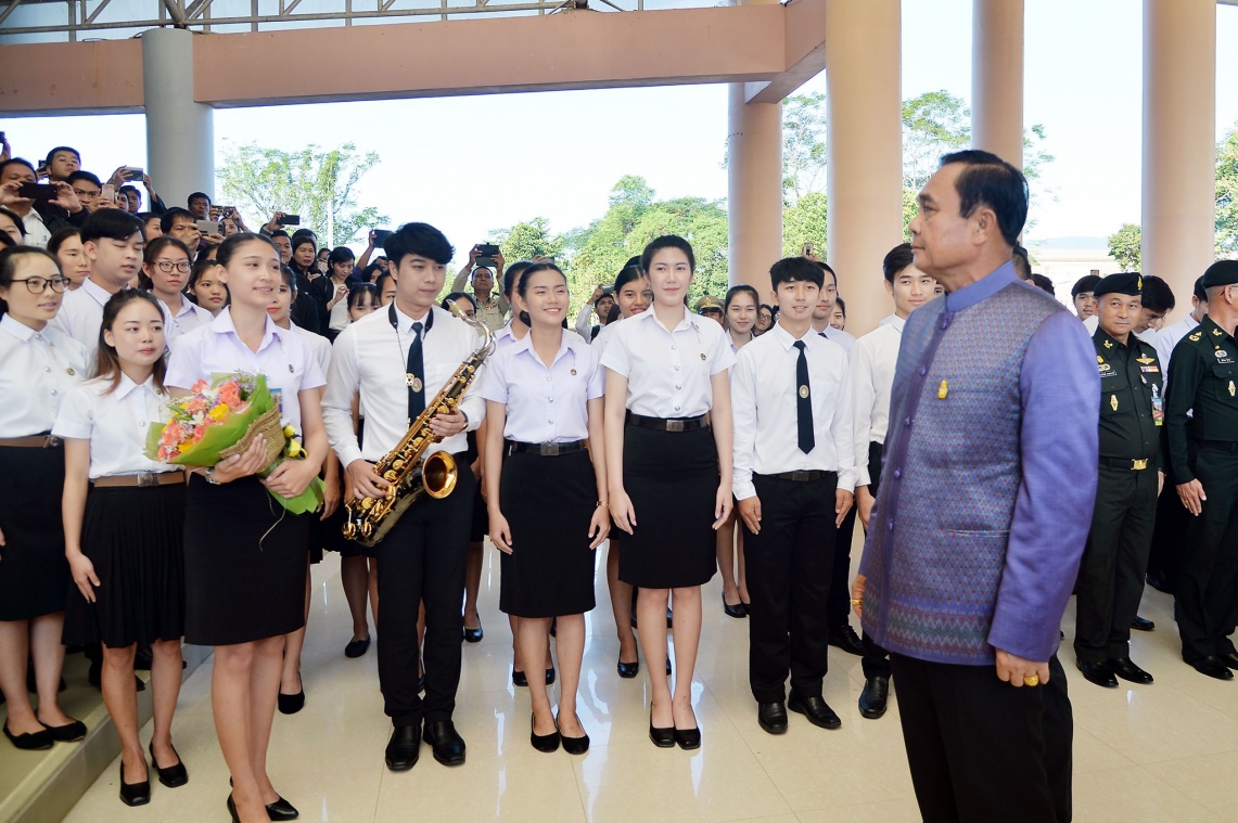 นายกฯปลื้มนศ.เป่าแซกฯเพลงพระราชนิพนธ์ กล่อมครม.ระหว่างมื้อเที่ยง