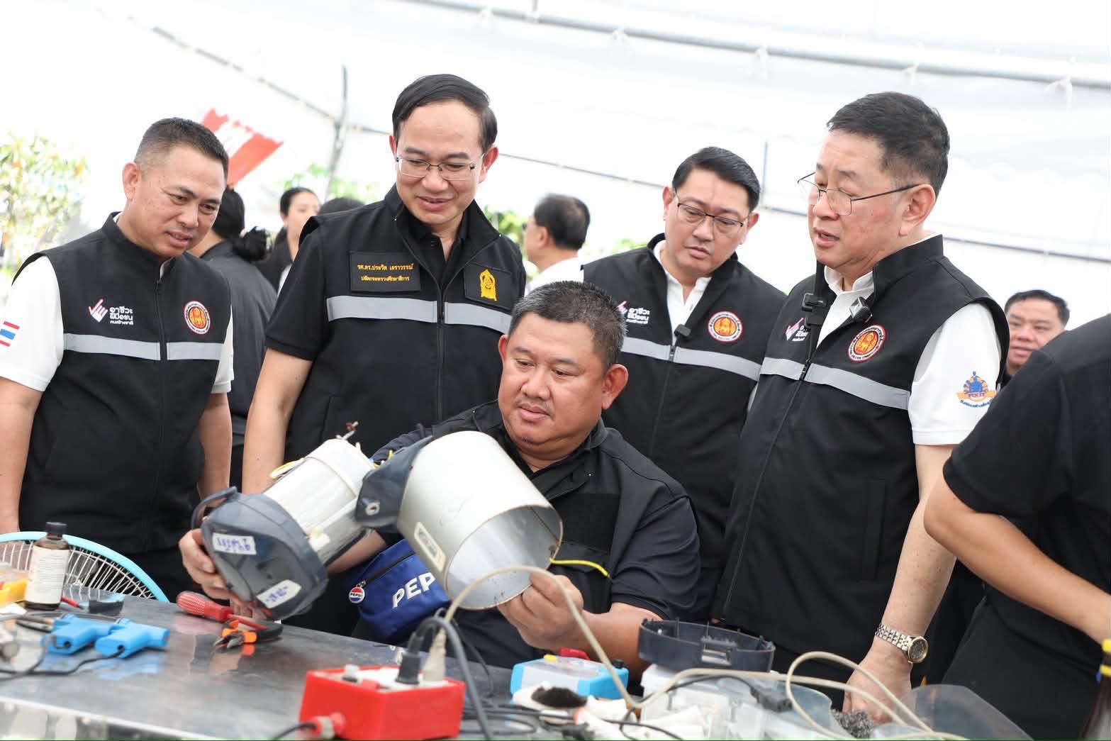 “ประเสริฐ” ลงพื้นที่ลาดกระบัง ตรวจเยี่ยมศูนย์ Fix It Center และติดตามการฟื้นฟู รร.พรตพิทยพยัต — ภาพที่ 2