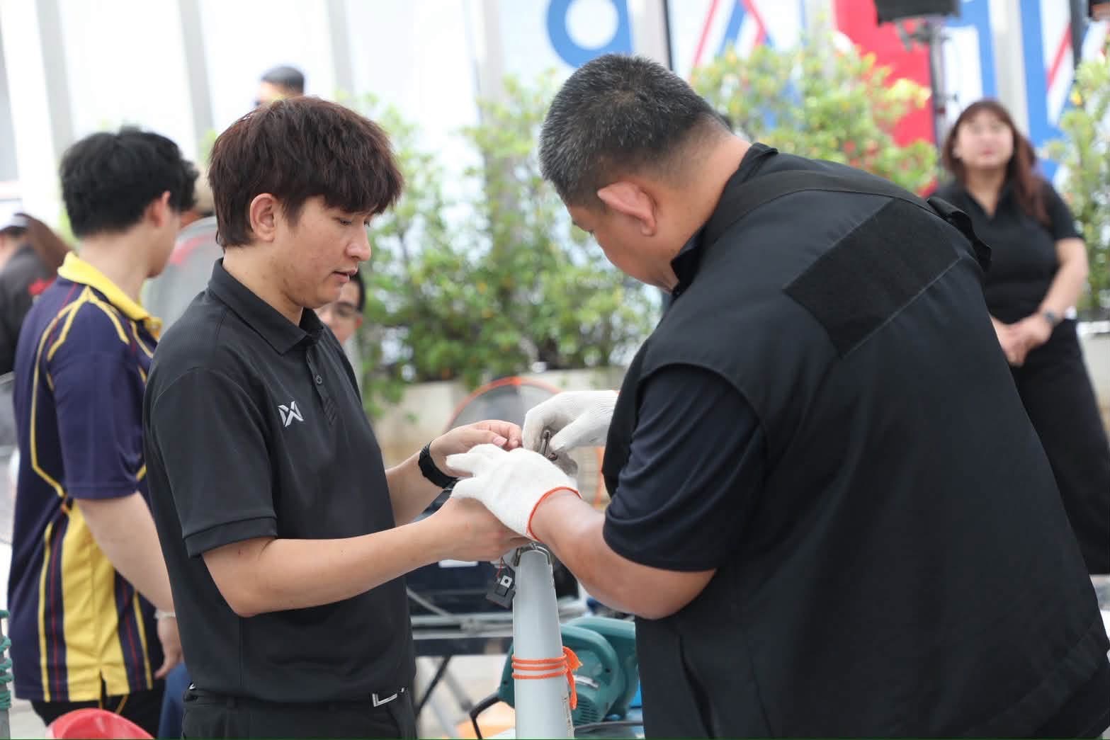 “ประเสริฐ” ลงพื้นที่ลาดกระบัง ตรวจเยี่ยมศูนย์ Fix It Center และติดตามการฟื้นฟู รร.พรตพิทยพยัต — ภาพที่ 8