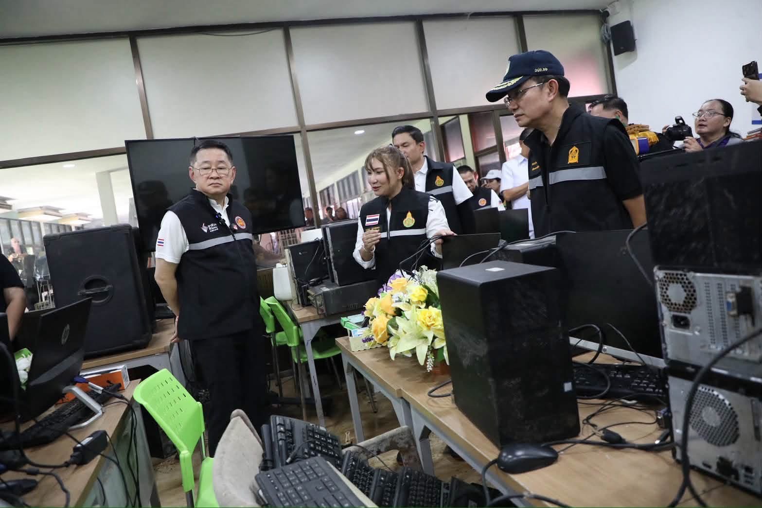 “ประเสริฐ” ลงพื้นที่ลาดกระบัง ตรวจเยี่ยมศูนย์ Fix It Center และติดตามการฟื้นฟู รร.พรตพิทยพยัต — ภาพที่ 5