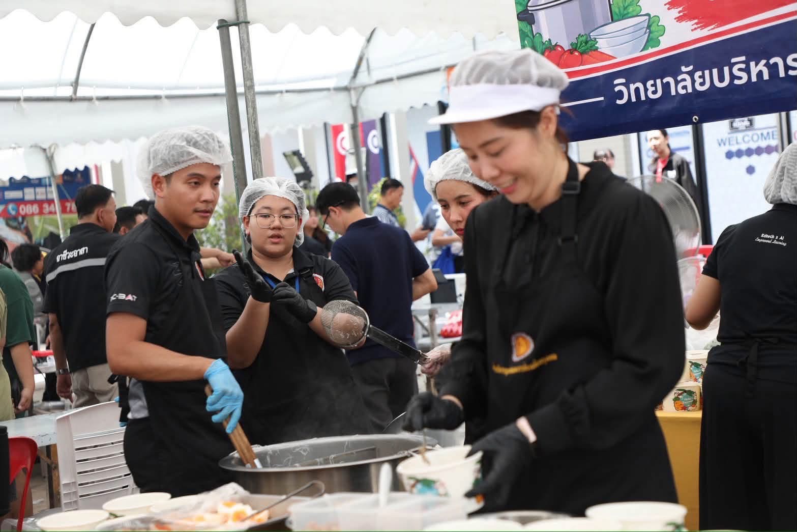 “ประเสริฐ” ลงพื้นที่ลาดกระบัง ตรวจเยี่ยมศูนย์ Fix It Center และติดตามการฟื้นฟู รร.พรตพิทยพยัต — ภาพที่ 7