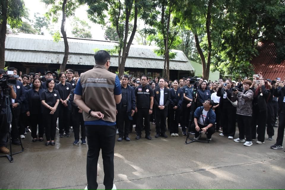 “อัครนันท์” ผนึกกำลัง “ครู สกร.” ทั่วประเทศ ช่วยประชาชนยื่นคำร้องเงินเยียวยาน้ำท่วม 9,000 บาท ย้ำไม่ปล่อยให้เสียสิทธิ์ — ภาพที่ 7