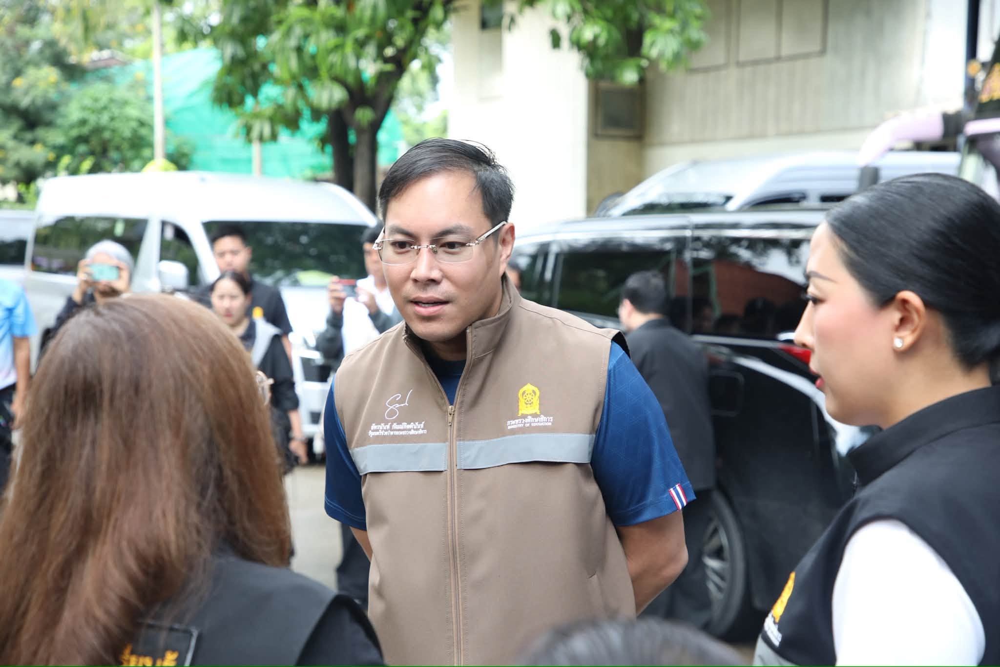 “อัครนันท์” ผนึกกำลัง “ครู สกร.” ทั่วประเทศ ช่วยประชาชนยื่นคำร้องเงินเยียวยาน้ำท่วม 9,000 บาท ย้ำไม่ปล่อยให้เสียสิทธิ์ — ภาพที่ 4