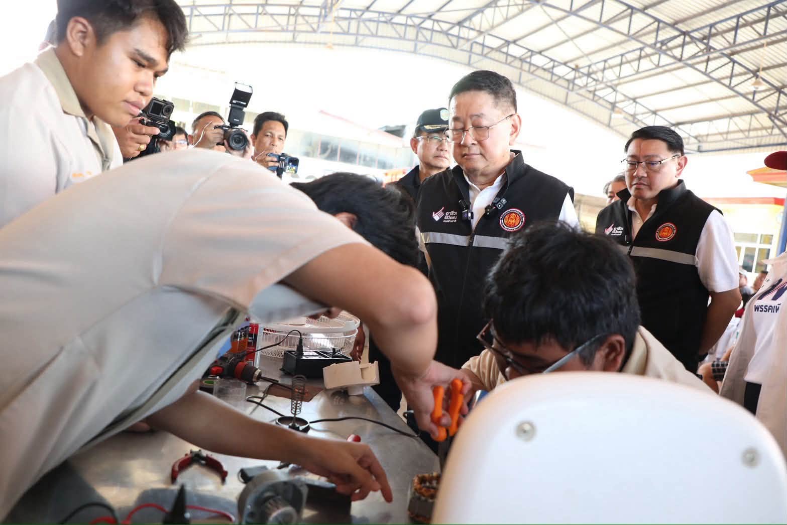 ศธ. อนุมัติงบฉุกเฉินเร่งฟื้นฟูโรงเรียนรับน้ำท่วม พร้อมส่ง “Fix It Center” ช่วยประชาชน — ภาพที่ 5