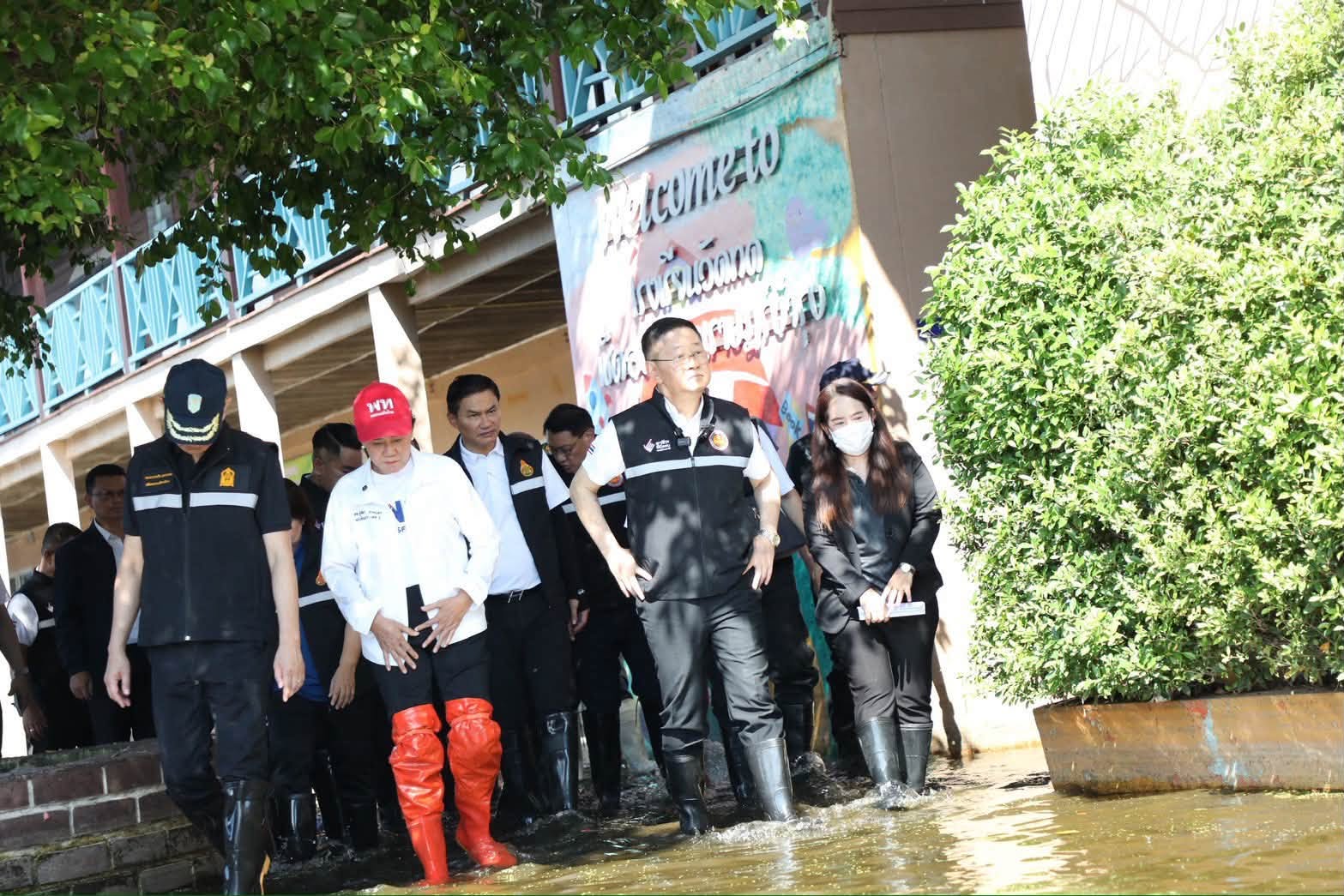 ศธ. อนุมัติงบฉุกเฉินเร่งฟื้นฟูโรงเรียนรับน้ำท่วม พร้อมส่ง “Fix It Center” ช่วยประชาชน — ภาพที่ 2