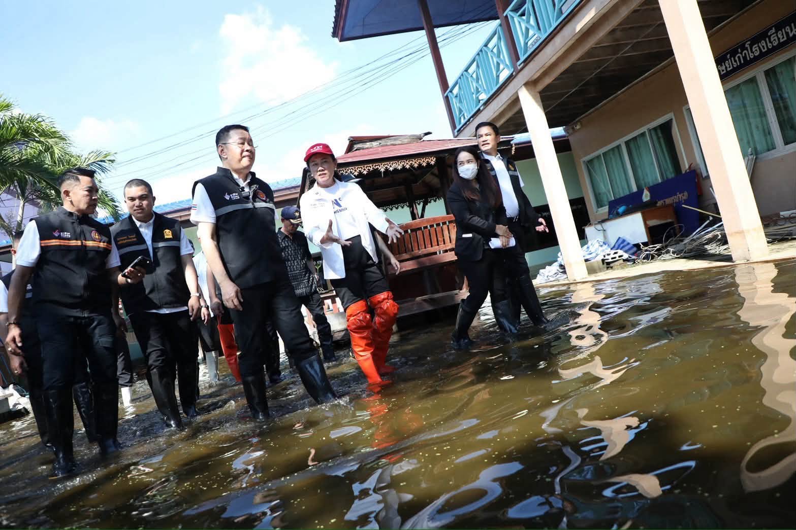 ศธ. อนุมัติงบฉุกเฉินเร่งฟื้นฟูโรงเรียนรับน้ำท่วม พร้อมส่ง “Fix It Center” ช่วยประชาชน — ภาพที่ 10