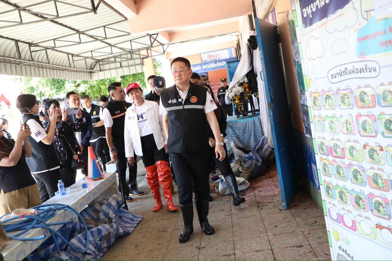 ศธ. อนุมัติงบฉุกเฉินเร่งฟื้นฟูโรงเรียนรับน้ำท่วม พร้อมส่ง “Fix It Center” ช่วยประชาชน — ภาพที่ 4