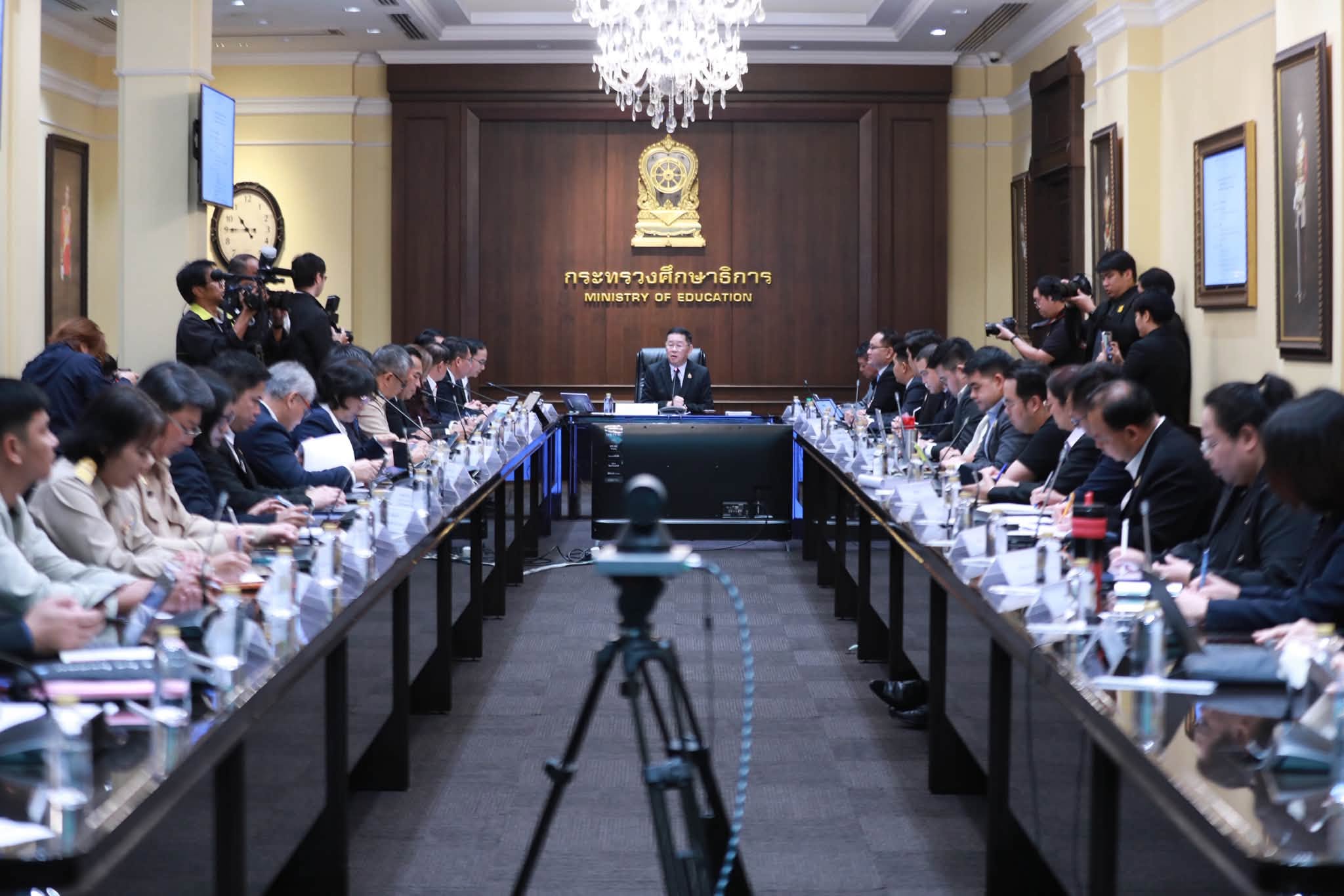 "ประเสริฐ" เผยผลประชุมผู้บริหาร สปีดแผน Flagship ปี 70 เร่งสรุปงบซ่อม รร.น้ำท่วมสิ้นเดือน ให้ทันเปิดเรียน พร้อมลุย e-Office เต็มรูปแบบต้นปี เชื่อม Edu-pass — ภาพที่ 6