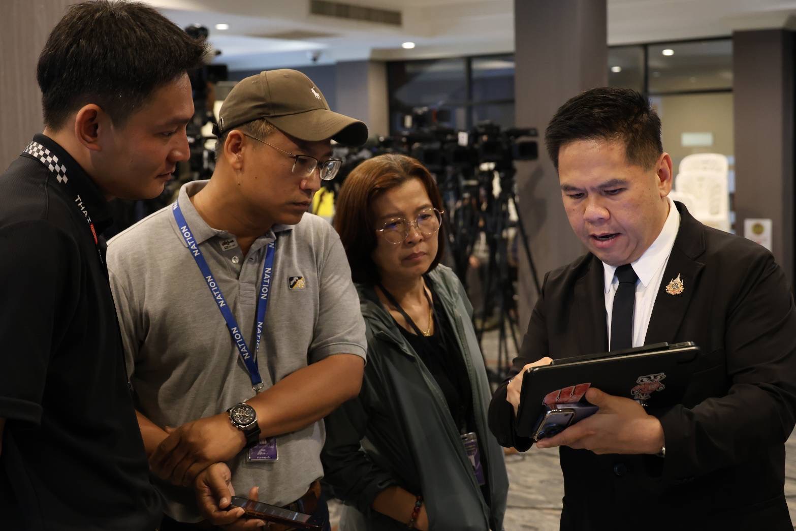 “วราวุธ” เผย น้ำท่วมนิคมฯ ลาดกระบัง-บางชัน ยังไม่มีผลกระทบเชิงเศรษฐกิจ กำชับ กนอ. ดูแลชุมชนรอบข้าง ระบุ ตราบใดที่ฟ้ายังครึ้มก็ยังประมาทไม่ได้ — ภาพที่ 6