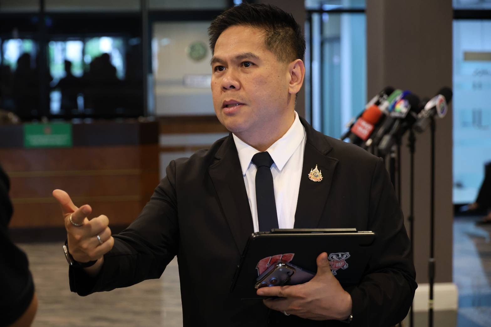 “วราวุธ” เผย น้ำท่วมนิคมฯ ลาดกระบัง-บางชัน ยังไม่มีผลกระทบเชิงเศรษฐกิจ กำชับ กนอ. ดูแลชุมชนรอบข้าง ระบุ ตราบใดที่ฟ้ายังครึ้มก็ยังประมาทไม่ได้ — ภาพที่ 4