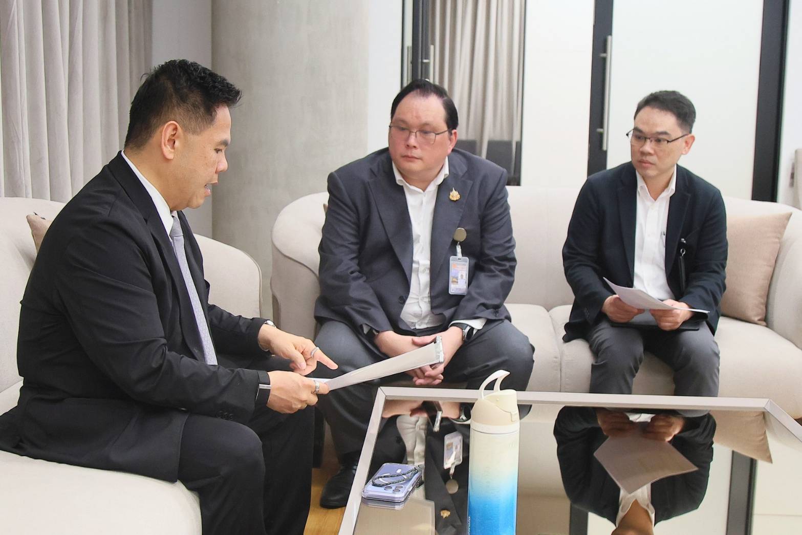 “วราวุธ” ตอบกระทู้คืบหน้าเยียวยาประมงพื้นบ้านโครงการสร้างท่าเรือมาบตาพุดระยะ 3 ระบุ กนอ.อยู่ระหว่างรอผลการพิจารณาจาก จ.ระยอง ลั่น ยึดหลักกฎหมาย ระเบียบ หลักเกณฑ์ — ภาพที่ 4