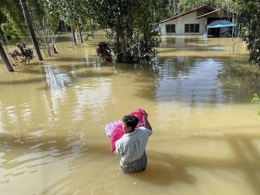 ออมสินขานรับนโยบายรัฐ ช่วยลูกหนี้น้ำท่วมตั้งหลัก พักหนี้ – ไม่คิดดอกเบี้ย 3 เดือน ยกระดับสินเชื่อเติมทุนซ่อมบ้าน – ฟื้นอาชีพ – ฟื้นกิจการ ดอกเบี้ย 0% ใน 6 เดือนแรก — ภาพที่ 14