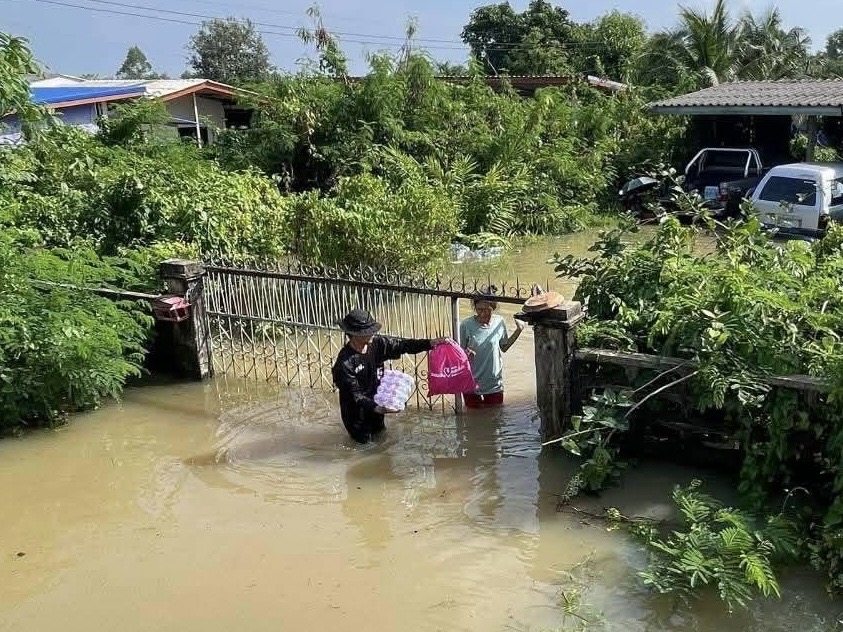 ออมสินขานรับนโยบายรัฐ ช่วยลูกหนี้น้ำท่วมตั้งหลัก พักหนี้ – ไม่คิดดอกเบี้ย 3 เดือน ยกระดับสินเชื่อเติมทุนซ่อมบ้าน – ฟื้นอาชีพ – ฟื้นกิจการ ดอกเบี้ย 0% ใน 6 เดือนแรก — ภาพที่ 12