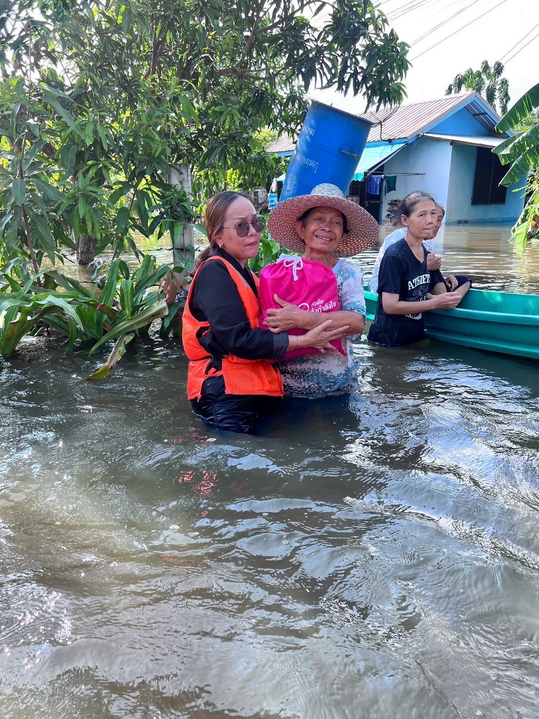 ออมสินขานรับนโยบายรัฐ ช่วยลูกหนี้น้ำท่วมตั้งหลัก พักหนี้ – ไม่คิดดอกเบี้ย 3 เดือน ยกระดับสินเชื่อเติมทุนซ่อมบ้าน – ฟื้นอาชีพ – ฟื้นกิจการ ดอกเบี้ย 0% ใน 6 เดือนแรก — ภาพที่ 10