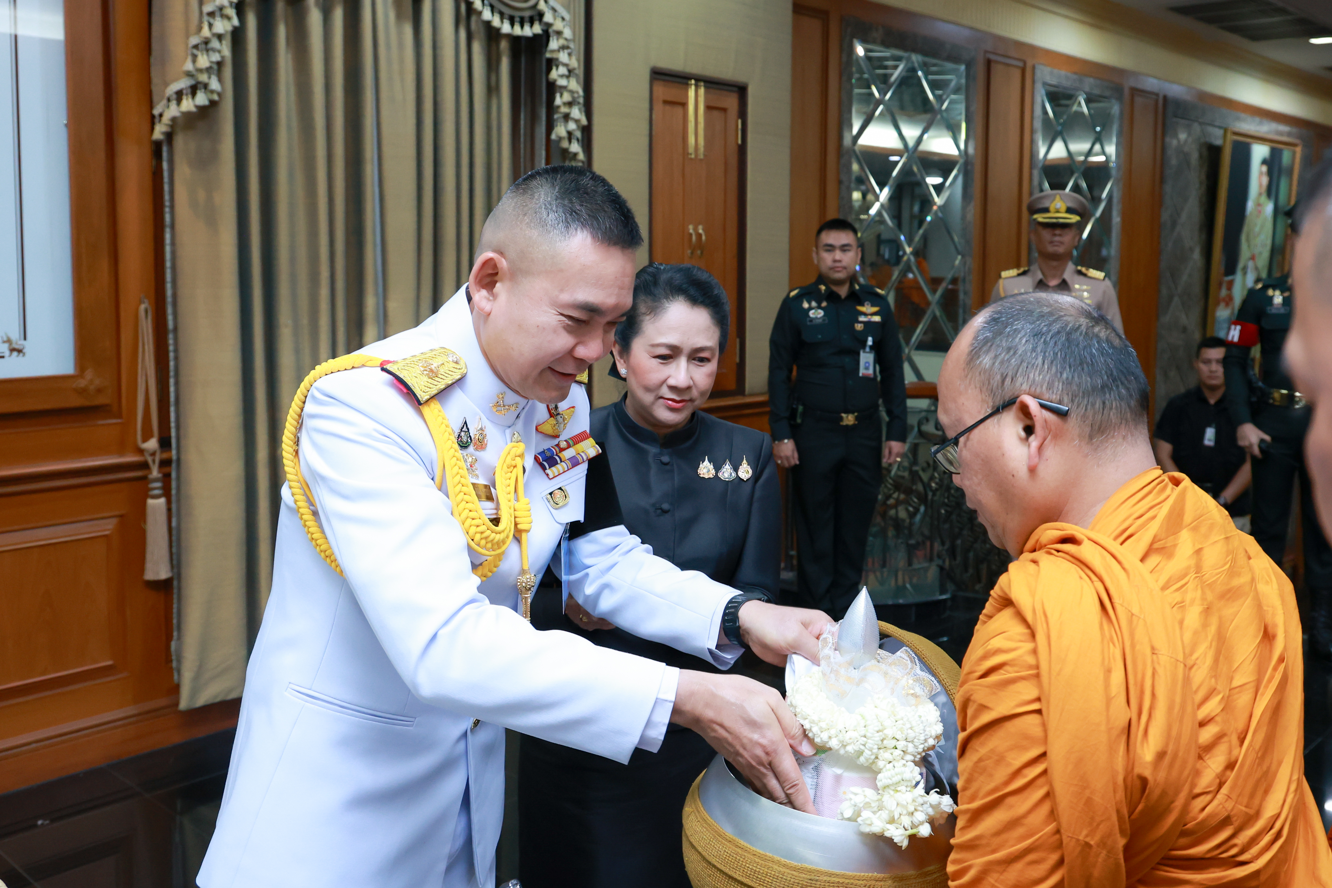 สำนักงานปลัดกระทรวงกลาโหม จัดพิธีบำเพ็ญกุศลถวายเป็นพระราชกุศล น้อมรำลึกในพระมหากรุณาธิคุณ สมเด็จพระนางเจ้าสิริกิต์ พระบรมราชินีนาถ พระบรมราชชนนีพันปีหลวง — ภาพที่ 10