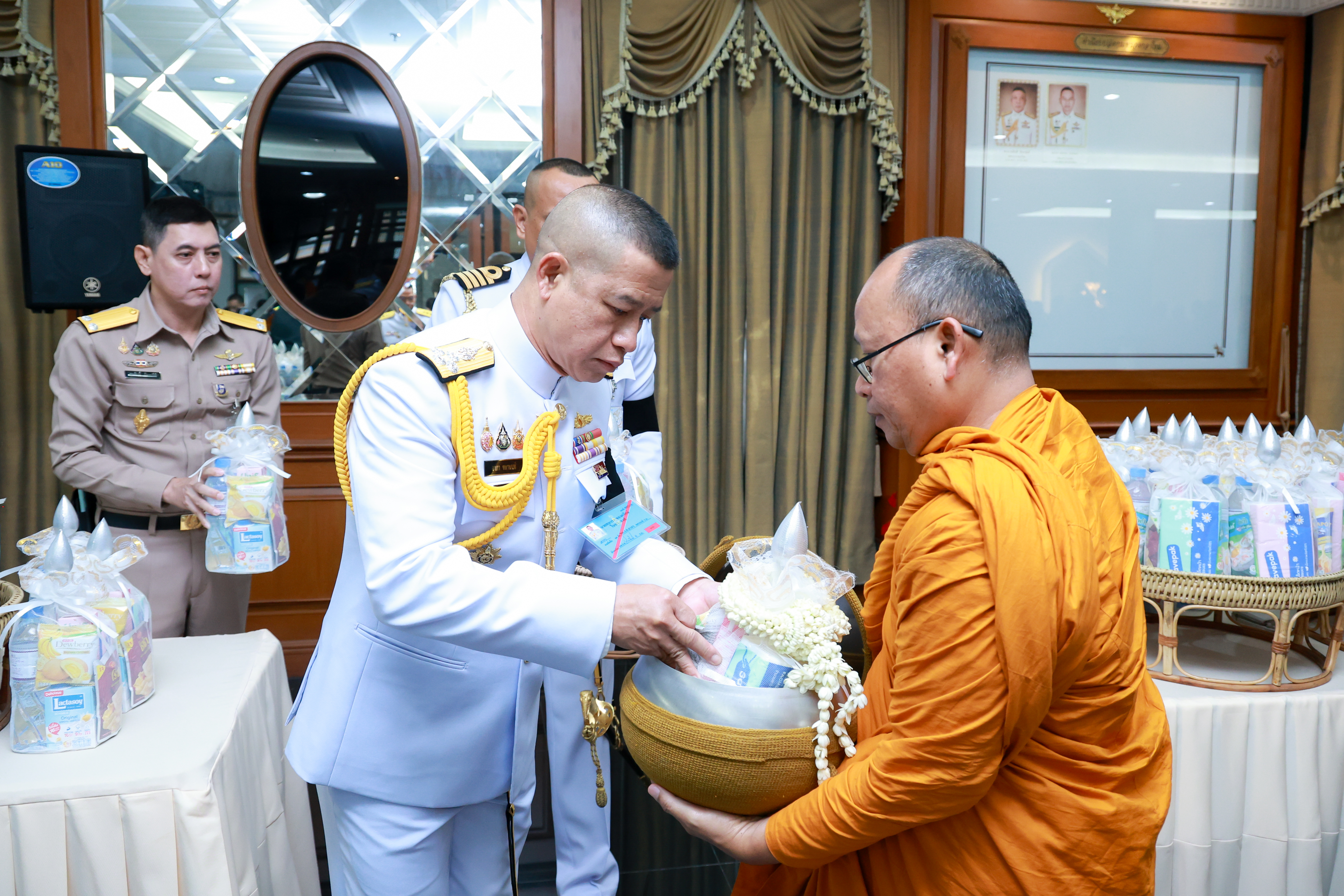 สำนักงานปลัดกระทรวงกลาโหม จัดพิธีบำเพ็ญกุศลถวายเป็นพระราชกุศล น้อมรำลึกในพระมหากรุณาธิคุณ สมเด็จพระนางเจ้าสิริกิต์ พระบรมราชินีนาถ พระบรมราชชนนีพันปีหลวง — ภาพที่ 12