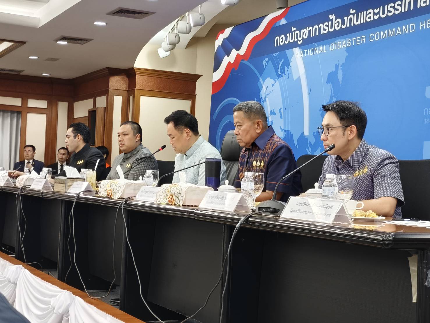 รมว.กลาโหม กำชับเหล่าทัพบริหารทรัพยากรตามสถานการณ์ เร่งฟื้นฟูพื้นที่น้ำลด พร้อมลงสงขลาบ่ายนี้ ตรวจความพร้อมรับอุทกภัยภาคใต้ — ภาพที่ 2