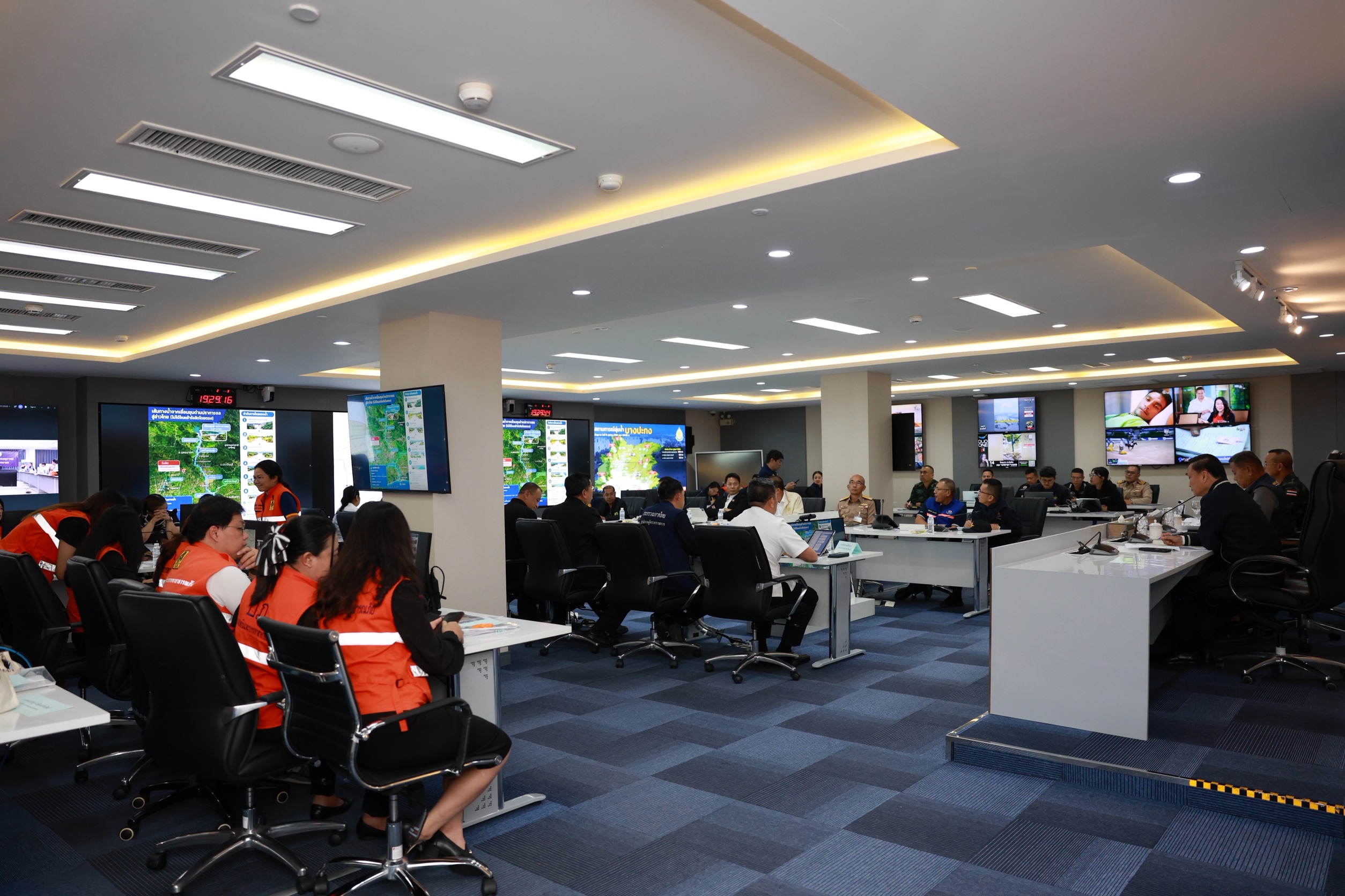 รัฐบาลผนึกกำลังทุกภาคส่วน บูรณาการเรือและเครื่องผลักดันน้ำรวม 130 ลำ/เครื่อง เร่งวางแผนระบายน้ำลุ่มน้ำบางปะกงสู่อ่าวไทย ย้ำใช้ทรัพยากรอย่างมีประสิทธิภาพ ลดผลกระทบประชาชนทั้งลุ่มน้ำ — ภาพที่ 4