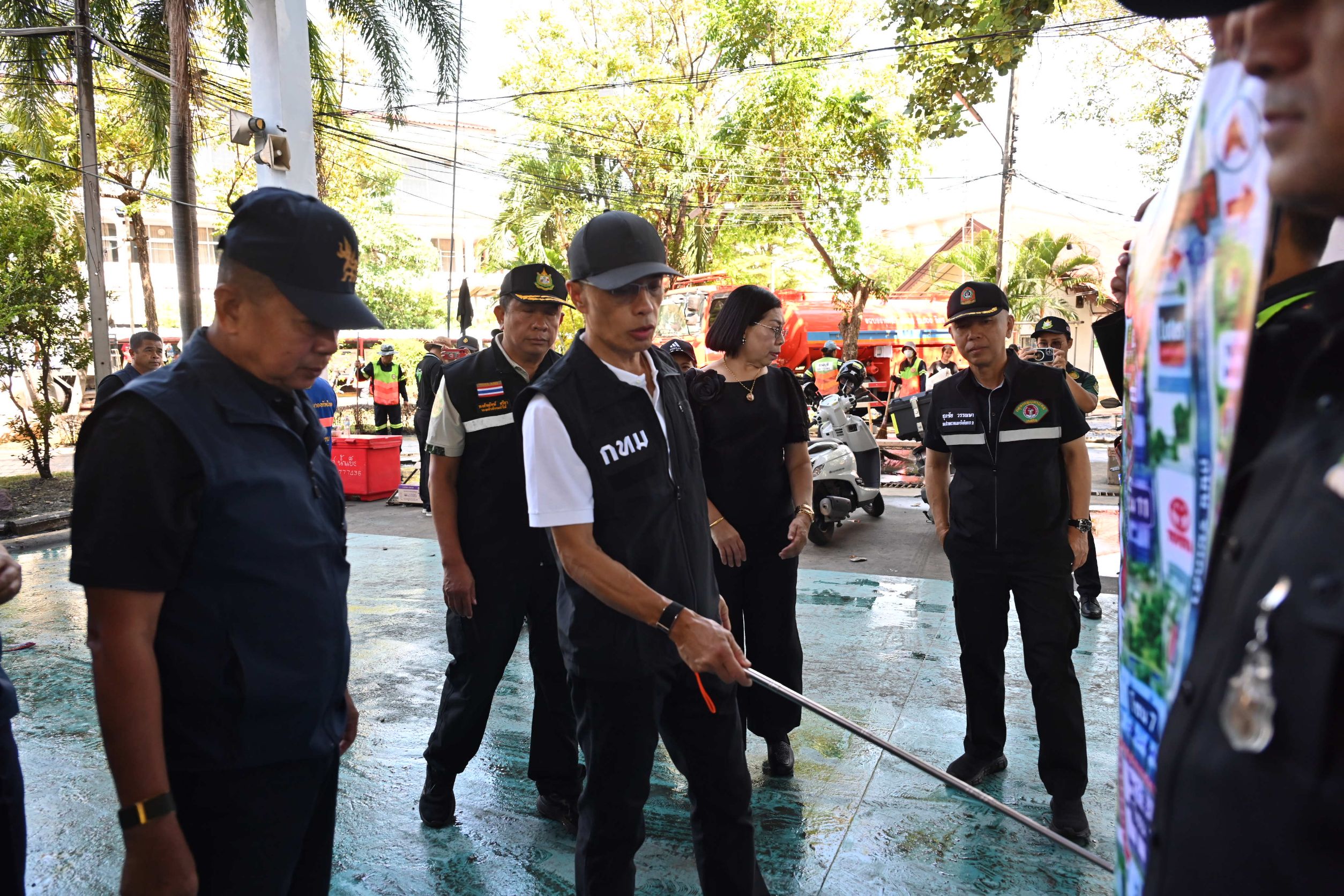 รมว.กลาโหม ร่วมทุกภาคส่วน Big Cleaning เคหะร่มเกล้า เร่งฟื้นฟูหลังน้ำลด ก่อนติดตามการระบายน้ำหนองจอก ย้ำ “ภารกิจยังไม่จบ จนกว่าประชาชนจะหายเดือดร้อน” — ภาพที่ 6