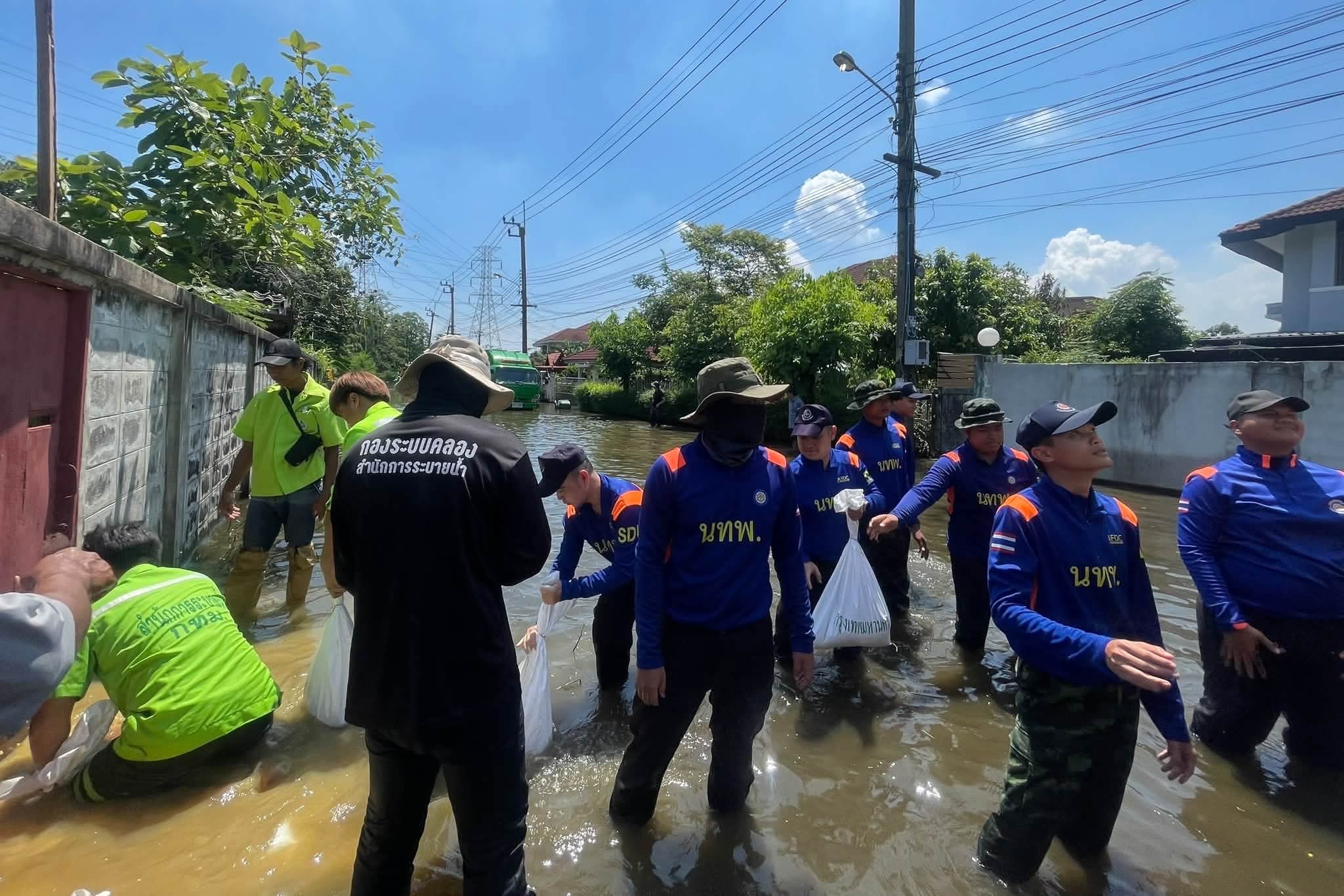 กลาโหมบูรณาการเหล่าทัพ เร่งระบายน้ำ–ฟื้นฟูพื้นที่ประสบภัย ติดตั้งเรือผลักดันน้ำ 95 ลำ เตรียมพร้อมรับมืออุทกภัยภาคใต้ — ภาพที่ 6
