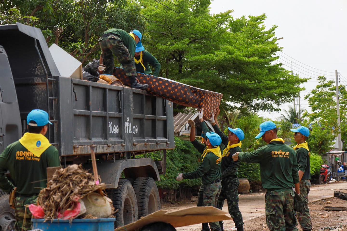 กลาโหมบูรณาการเหล่าทัพ เร่งระบายน้ำ–ฟื้นฟูพื้นที่ประสบภัย ติดตั้งเรือผลักดันน้ำ 95 ลำ เตรียมพร้อมรับมืออุทกภัยภาคใต้ — ภาพที่ 8