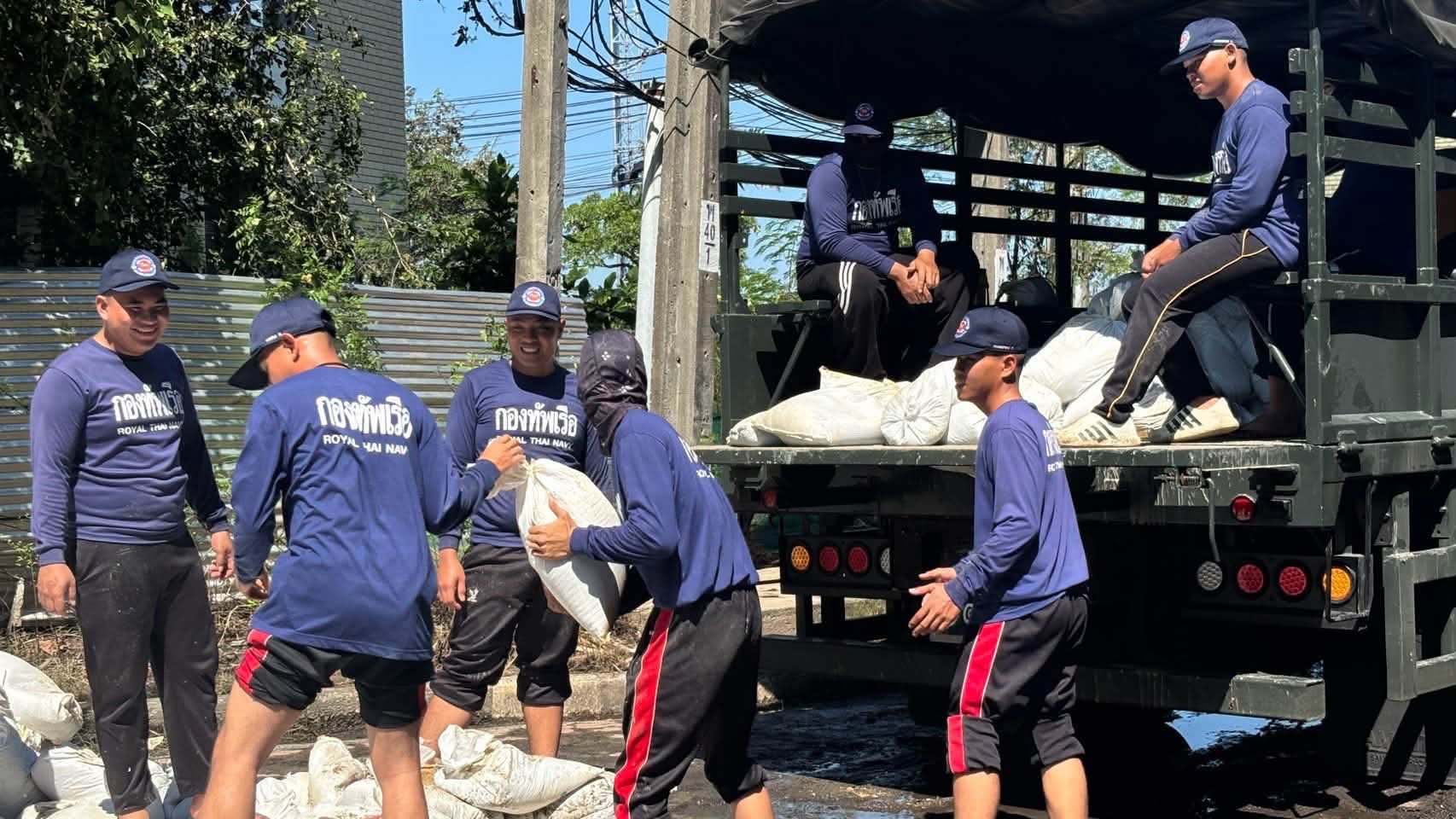 กลาโหมบูรณาการเหล่าทัพ เร่งระบายน้ำ–ฟื้นฟูพื้นที่ประสบภัย ติดตั้งเรือผลักดันน้ำ 95 ลำ เตรียมพร้อมรับมืออุทกภัยภาคใต้ — ภาพที่ 7
