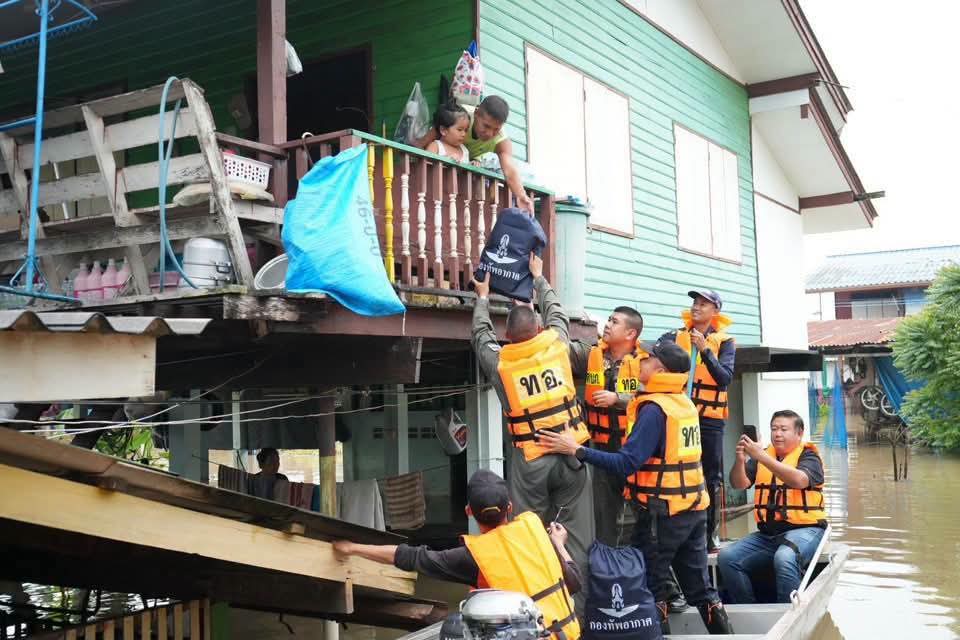 กลาโหมบูรณาการเหล่าทัพ เร่งระบายน้ำ–ฟื้นฟูพื้นที่ประสบภัย ติดตั้งเรือผลักดันน้ำ 95 ลำ เตรียมพร้อมรับมืออุทกภัยภาคใต้ — ภาพที่ 9