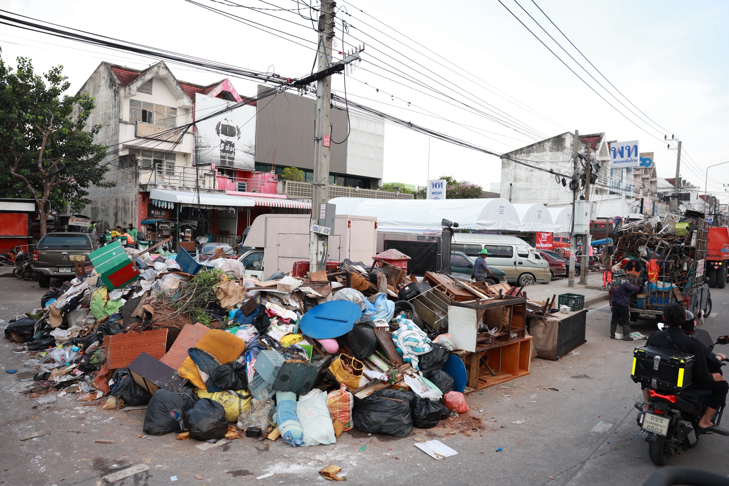 รมว.กลาโหม เดินหน้า “เร่งเก็บ–เร่งซ่อม–เร่งระบาย” ระดมกำลัง Big Cleaning เคหะร่มเกล้า คาดคืนพื้นที่ใน 4–5 วัน ก่อนลุยหนองจอกเร่งแก้น้ำท่วมกว่า 1,800 ครัวเรือน — ภาพที่ 3