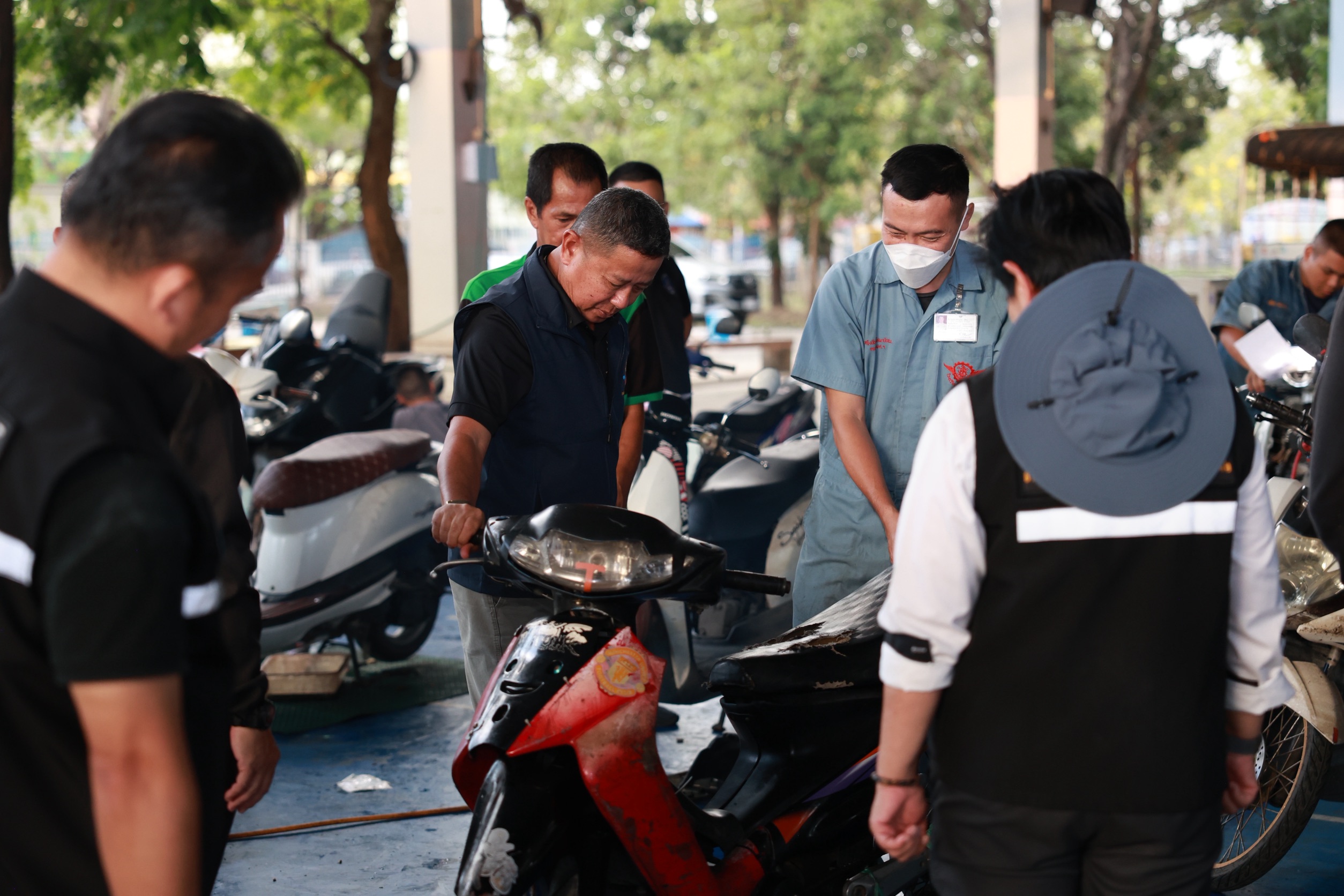 รมว.กลาโหม เดินหน้า “เร่งเก็บ–เร่งซ่อม–เร่งระบาย” ระดมกำลัง Big Cleaning เคหะร่มเกล้า คาดคืนพื้นที่ใน 4–5 วัน ก่อนลุยหนองจอกเร่งแก้น้ำท่วมกว่า 1,800 ครัวเรือน — ภาพที่ 4