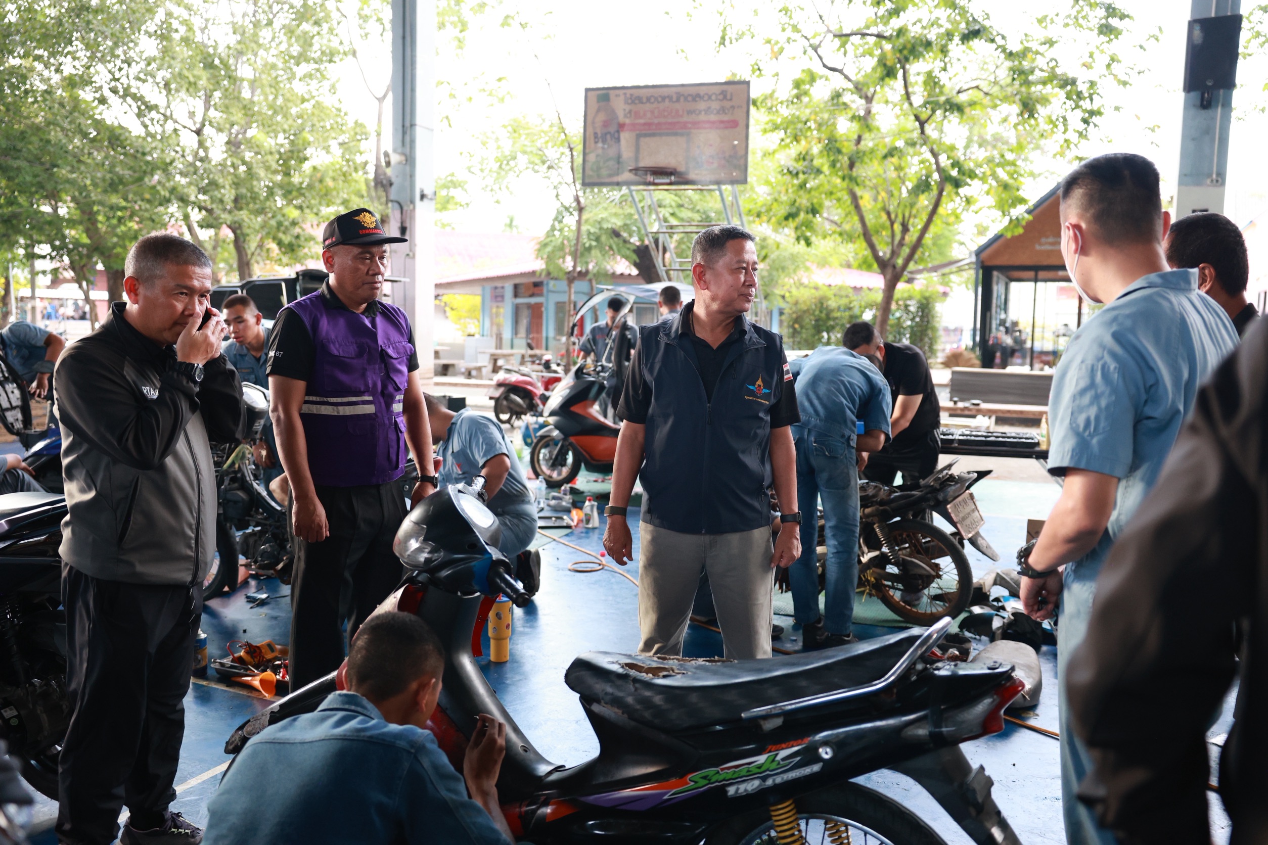 รมว.กลาโหม เดินหน้า “เร่งเก็บ–เร่งซ่อม–เร่งระบาย” ระดมกำลัง Big Cleaning เคหะร่มเกล้า คาดคืนพื้นที่ใน 4–5 วัน ก่อนลุยหนองจอกเร่งแก้น้ำท่วมกว่า 1,800 ครัวเรือน — ภาพที่ 2