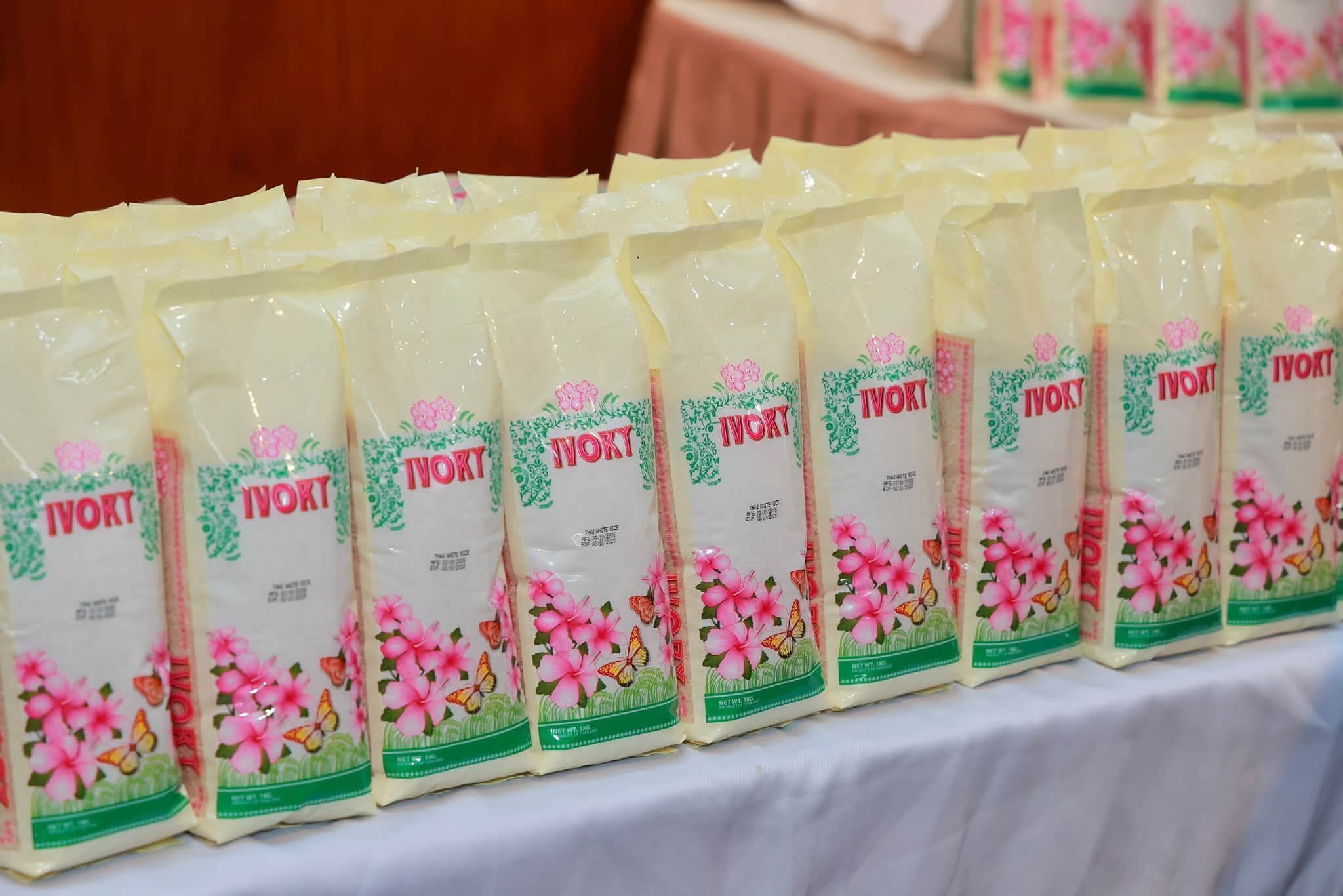 รัฐมนตรีว่าการกระทรวงกลาโหมรับมอบข้าวสาร 2,000 ถุง จากบริษัท รอยัล ไทย คอมโมดิตี้ จำกัด ส่งต่อความช่วยเหลือพี่น้องประชาชนผู้ประสบอุทกภัย — ภาพที่ 4
