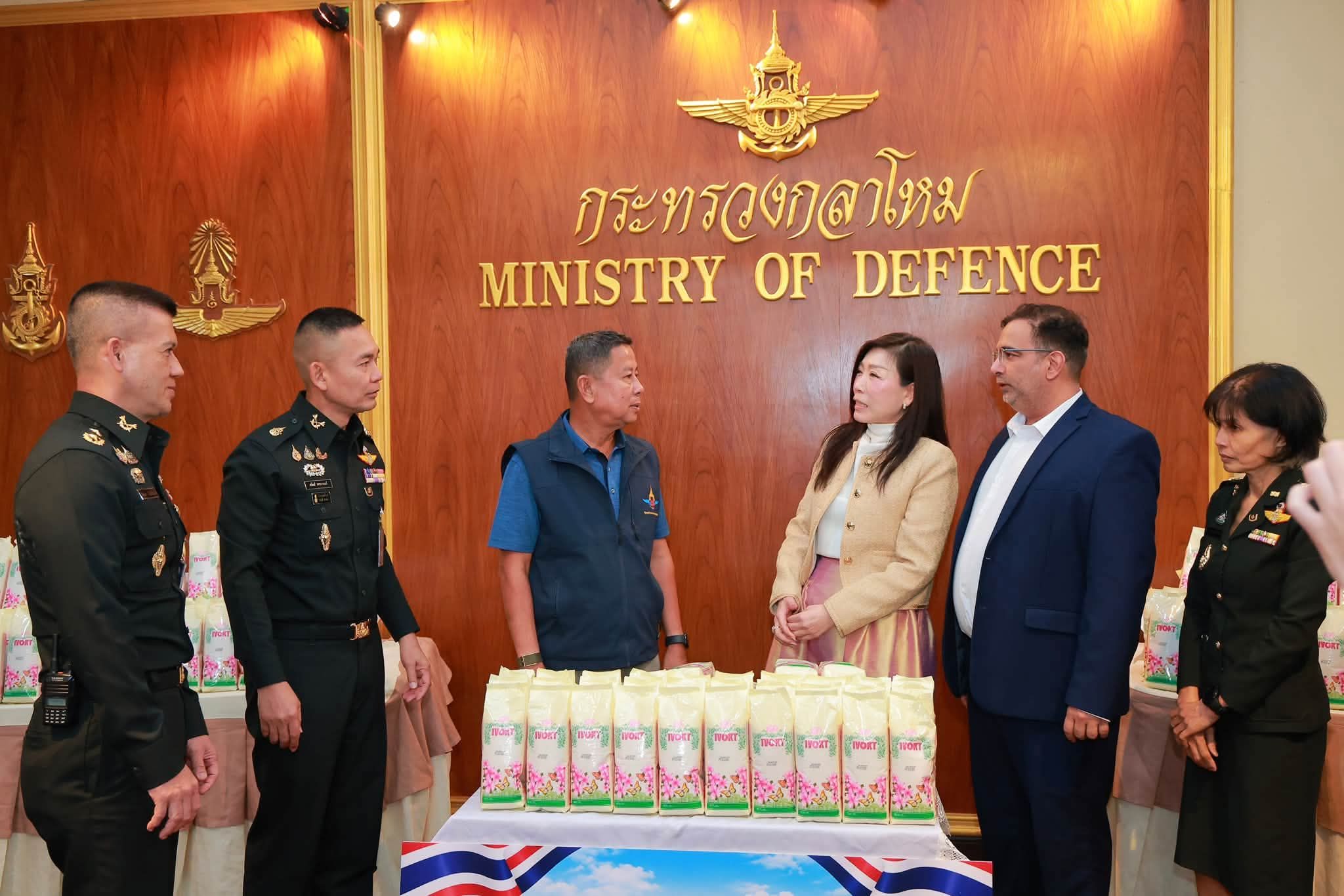 รัฐมนตรีว่าการกระทรวงกลาโหมรับมอบข้าวสาร 2,000 ถุง จากบริษัท รอยัล ไทย คอมโมดิตี้ จำกัด ส่งต่อความช่วยเหลือพี่น้องประชาชนผู้ประสบอุทกภัย — ภาพที่ 5