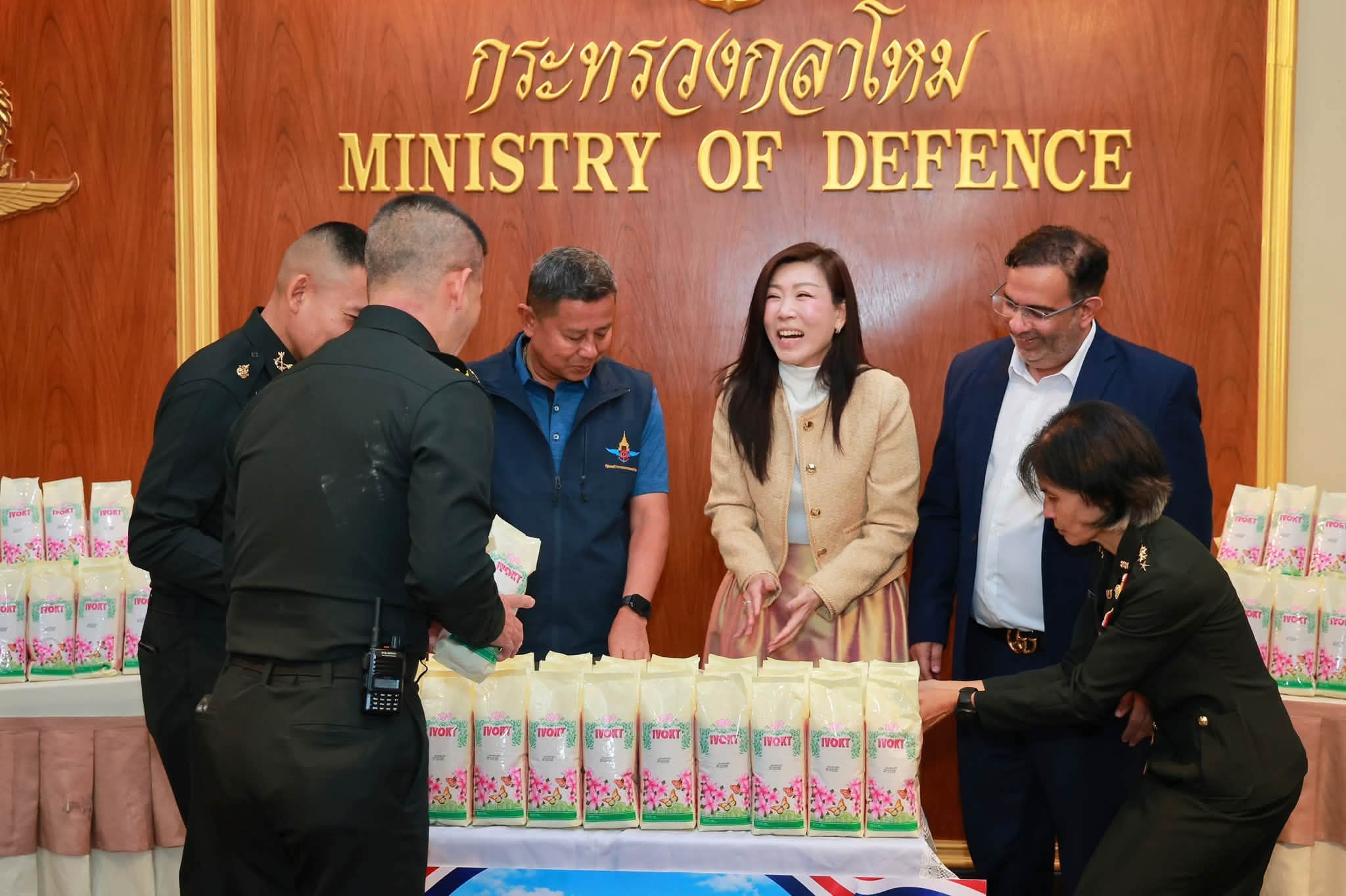 รัฐมนตรีว่าการกระทรวงกลาโหมรับมอบข้าวสาร 2,000 ถุง จากบริษัท รอยัล ไทย คอมโมดิตี้ จำกัด ส่งต่อความช่วยเหลือพี่น้องประชาชนผู้ประสบอุทกภัย — ภาพที่ 3
