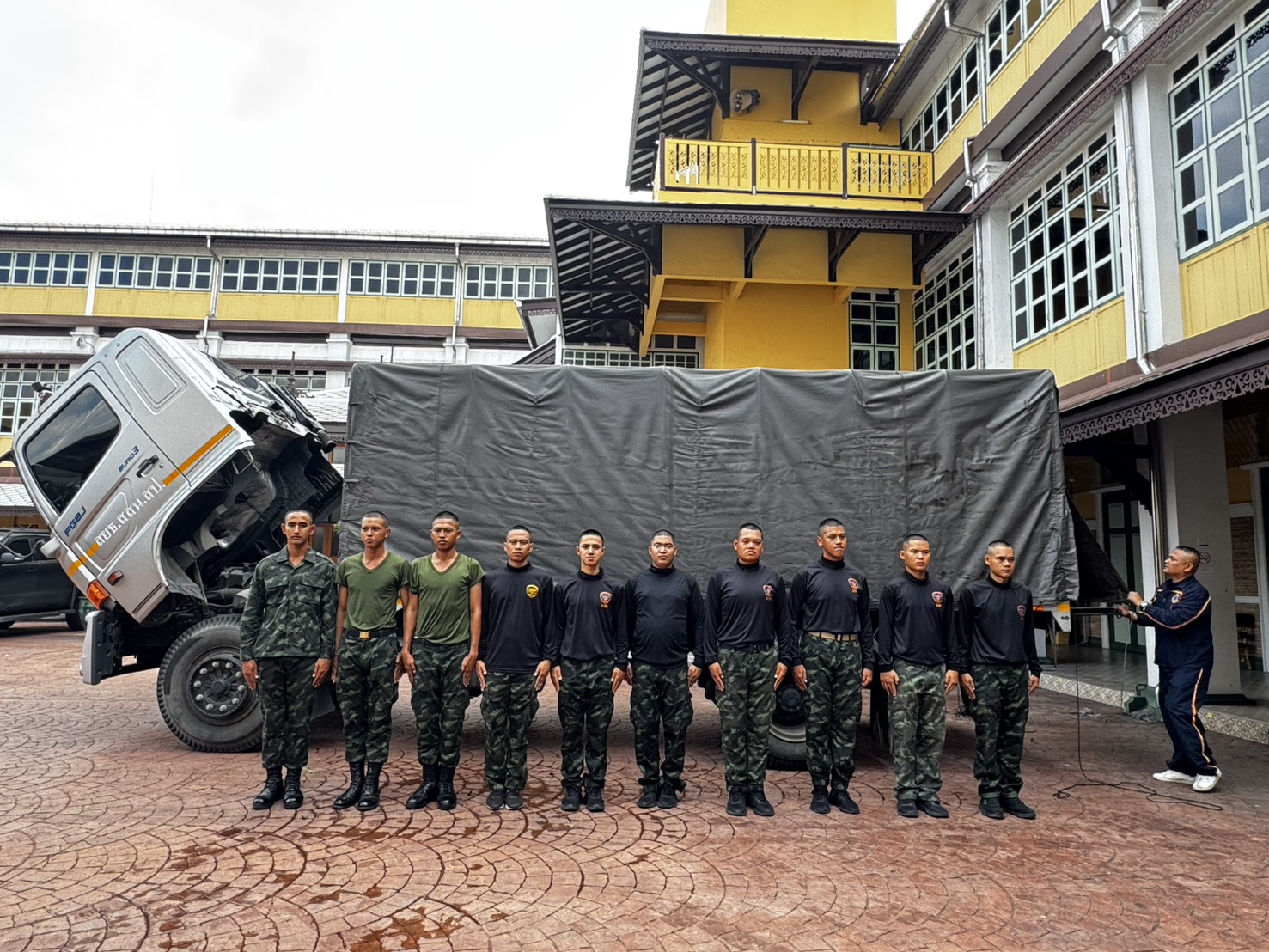 รัฐมนตรีว่าการกระทรวงกลาโหม ห่วงใยประชาชนผู้ประสบอุทกภัย สั่งเร่งส่งมอบส้วมกระดาษ บรรเทาความเดือดร้อนในพื้นที่จังหวัดฉะเชิงเทรา — ภาพที่ 5