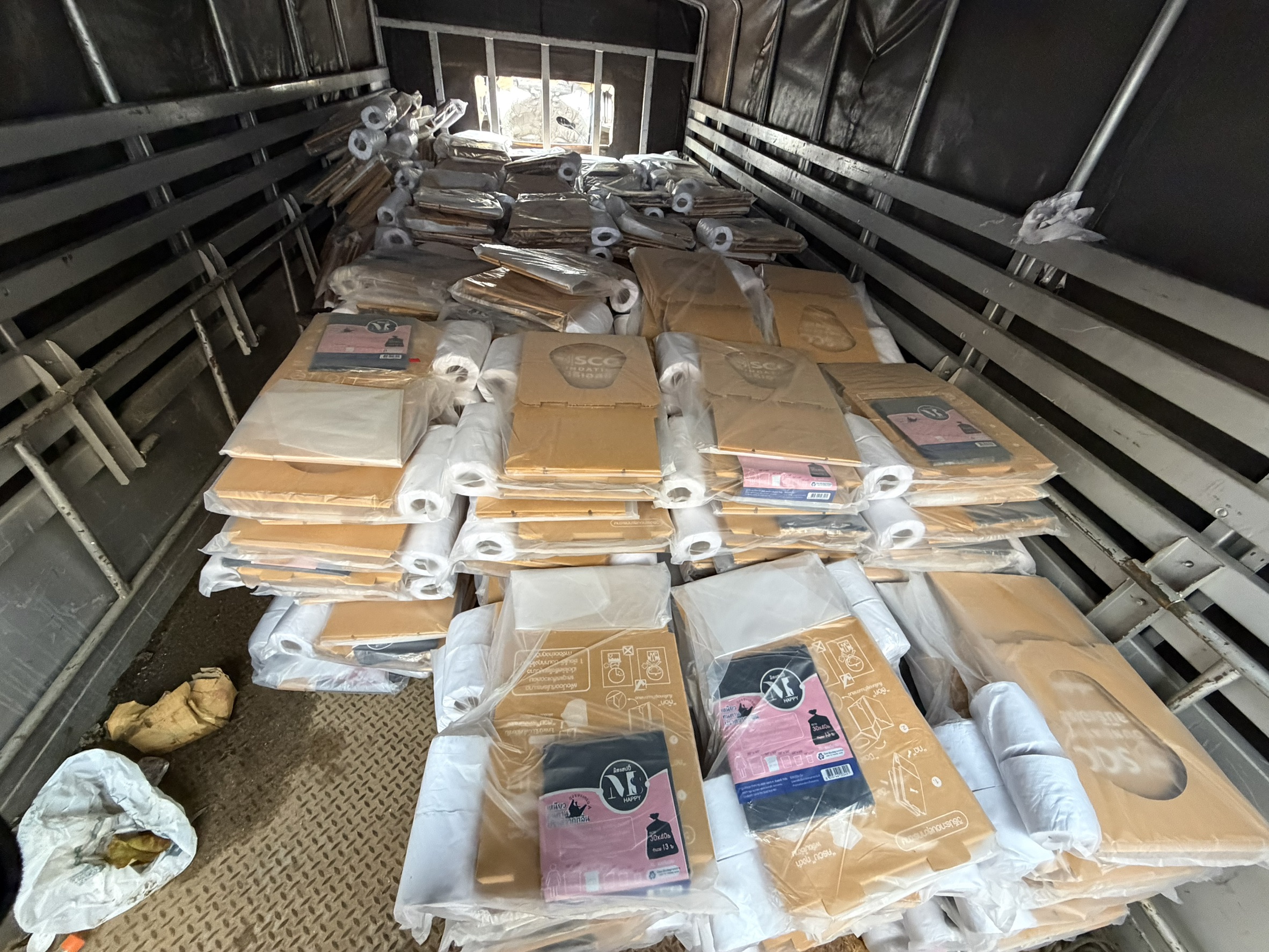 รัฐมนตรีว่าการกระทรวงกลาโหม ห่วงใยประชาชนผู้ประสบอุทกภัย สั่งเร่งส่งมอบส้วมกระดาษ บรรเทาความเดือดร้อนในพื้นที่จังหวัดฉะเชิงเทรา — ภาพที่ 4