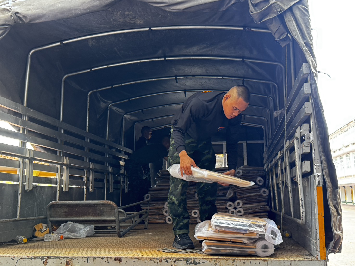 รัฐมนตรีว่าการกระทรวงกลาโหม ห่วงใยประชาชนผู้ประสบอุทกภัย สั่งเร่งส่งมอบส้วมกระดาษ บรรเทาความเดือดร้อนในพื้นที่จังหวัดฉะเชิงเทรา — ภาพที่ 3