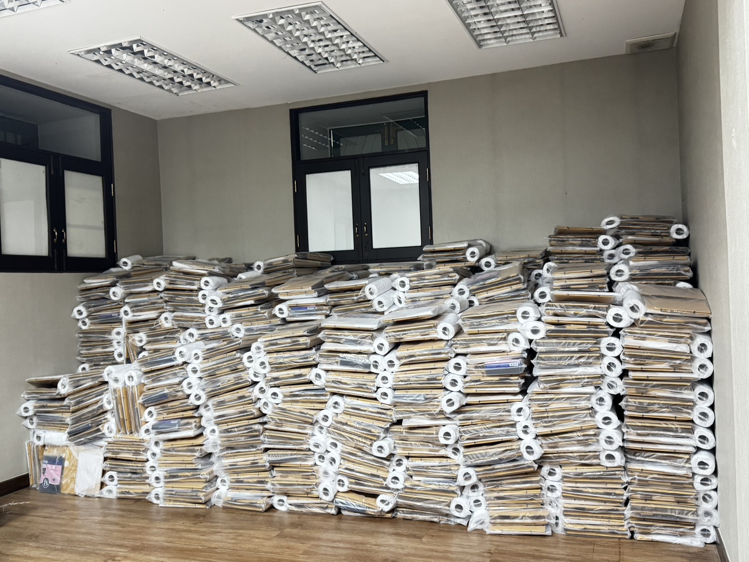 รัฐมนตรีว่าการกระทรวงกลาโหม ห่วงใยประชาชนผู้ประสบอุทกภัย สั่งเร่งส่งมอบส้วมกระดาษ บรรเทาความเดือดร้อนในพื้นที่จังหวัดฉะเชิงเทรา — ภาพที่ 2