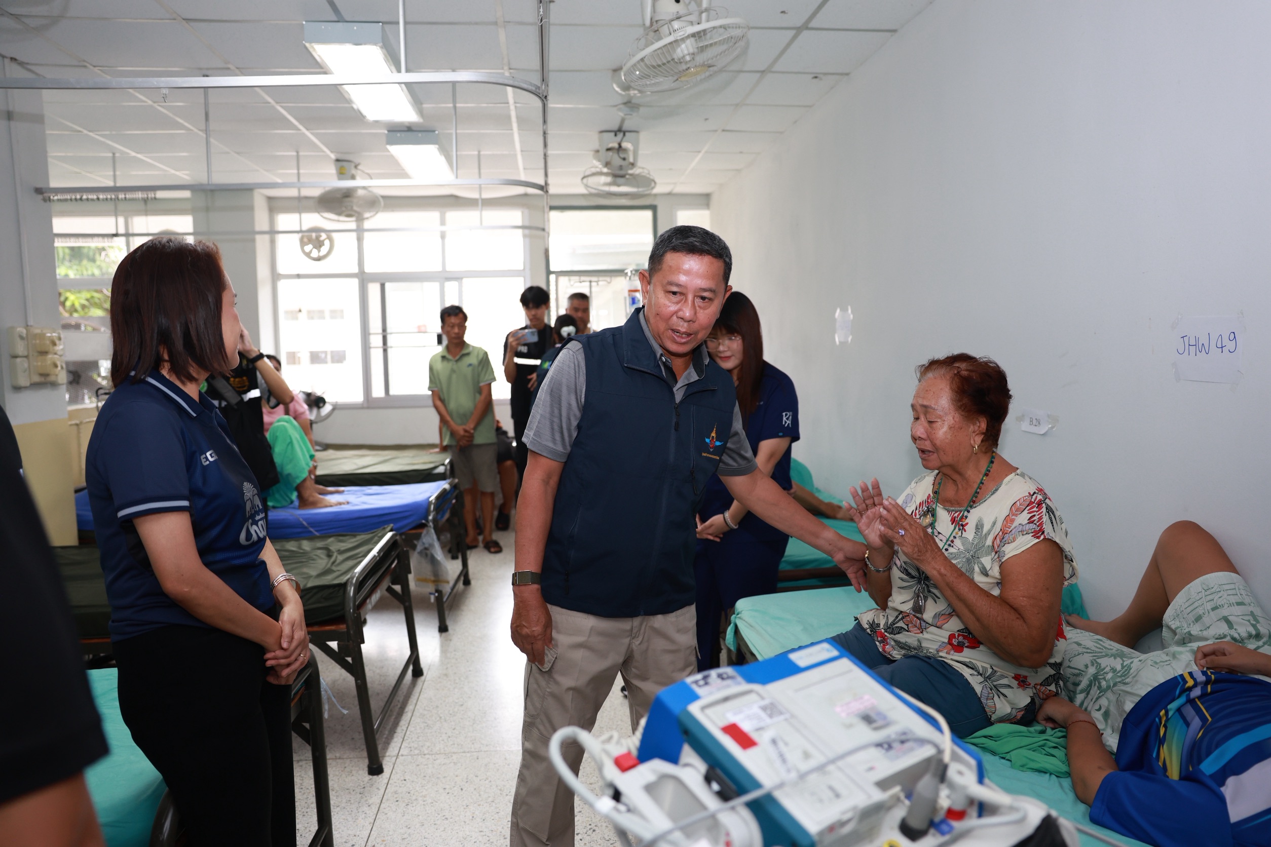 รมว.กลาโหม ผนึก 3 กระทรวง ลุยปราจีนบุรี ดูแลผู้ป่วย–เยี่ยมศูนย์พักพิง ย้ำแก้น้ำท่วมลุ่มน้ำบางปะกงต้องมองทั้งระบบ เร่งเยียวยา เตรียมฟื้นฟูหลังน้ำลด — ภาพที่ 3