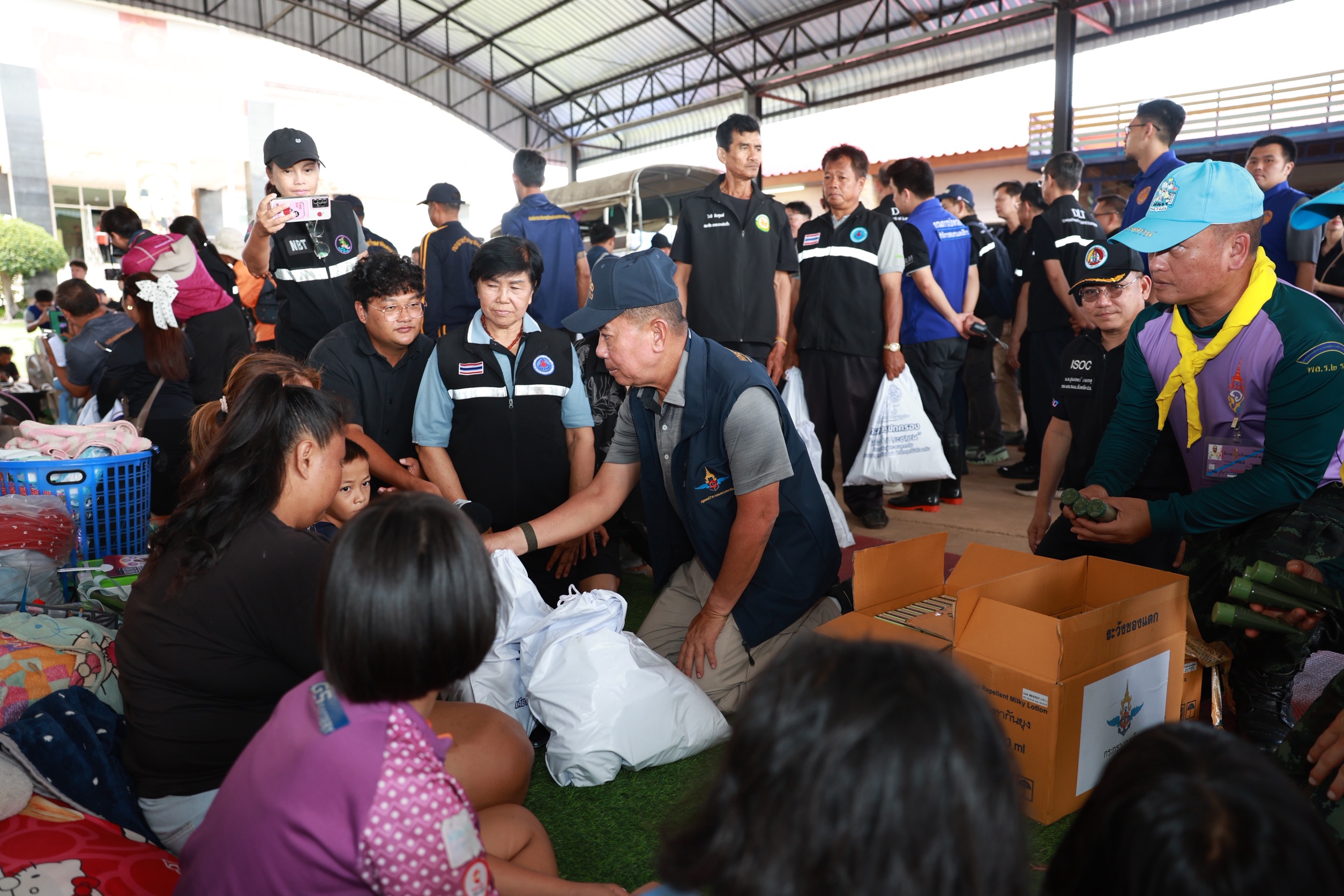 รมว.กลาโหม ผนึก 3 กระทรวง ลุยปราจีนบุรี ดูแลผู้ป่วย–เยี่ยมศูนย์พักพิง ย้ำแก้น้ำท่วมลุ่มน้ำบางปะกงต้องมองทั้งระบบ เร่งเยียวยา เตรียมฟื้นฟูหลังน้ำลด — ภาพที่ 6