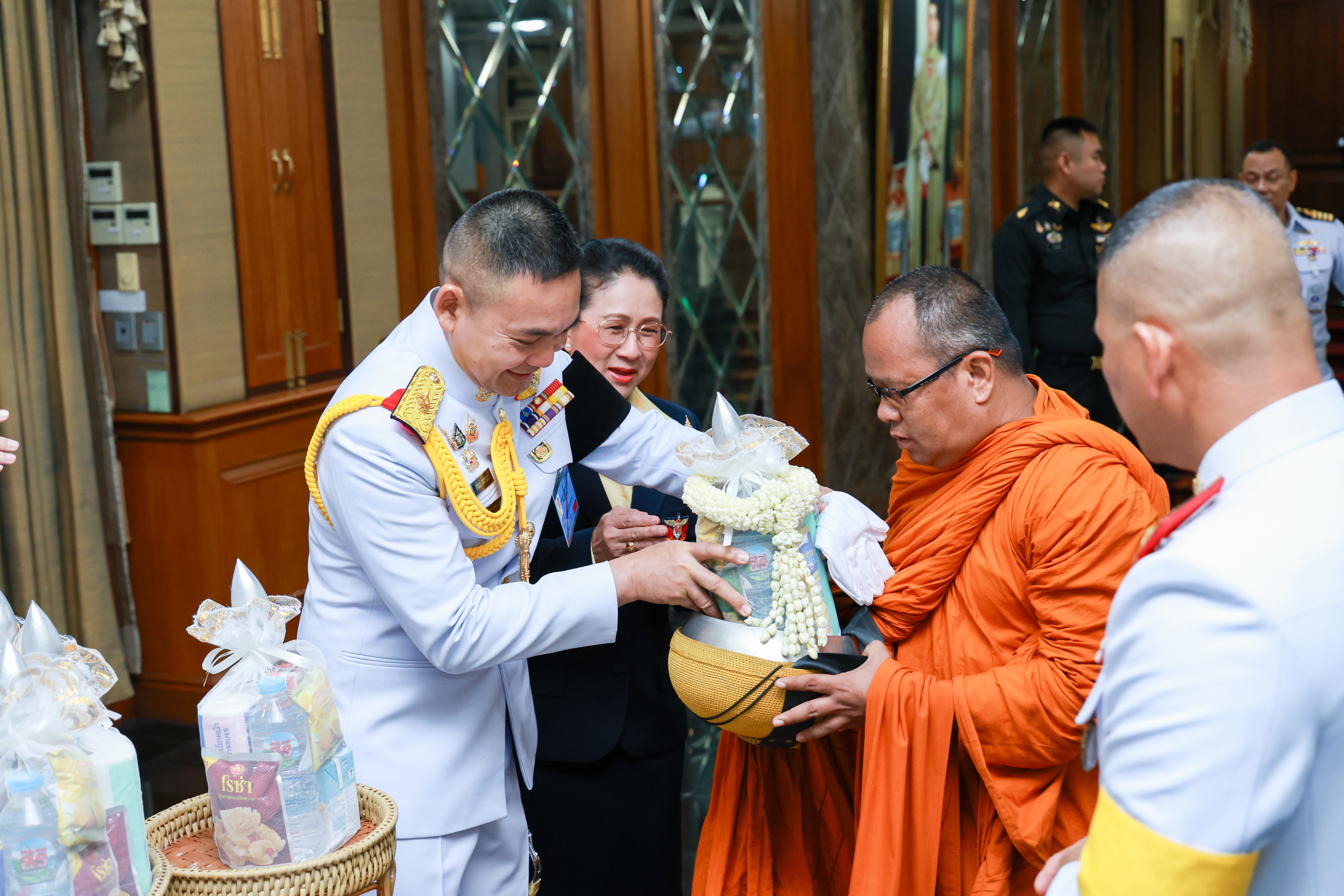 ปลัดกระทรวงกลาโหม นำข้าราชการน้อมรำลึกในพระมหากรุณาธิคุณ รัชกาลที่ ๙ “พระมหากรุณาธิคุณสถิตในดวงใจไทยตราบนิรันดร์” เนื่องในวันนวมินทรมหาราช ๑๓ ตุลาคม ๒๕๖๙ — ภาพที่ 13