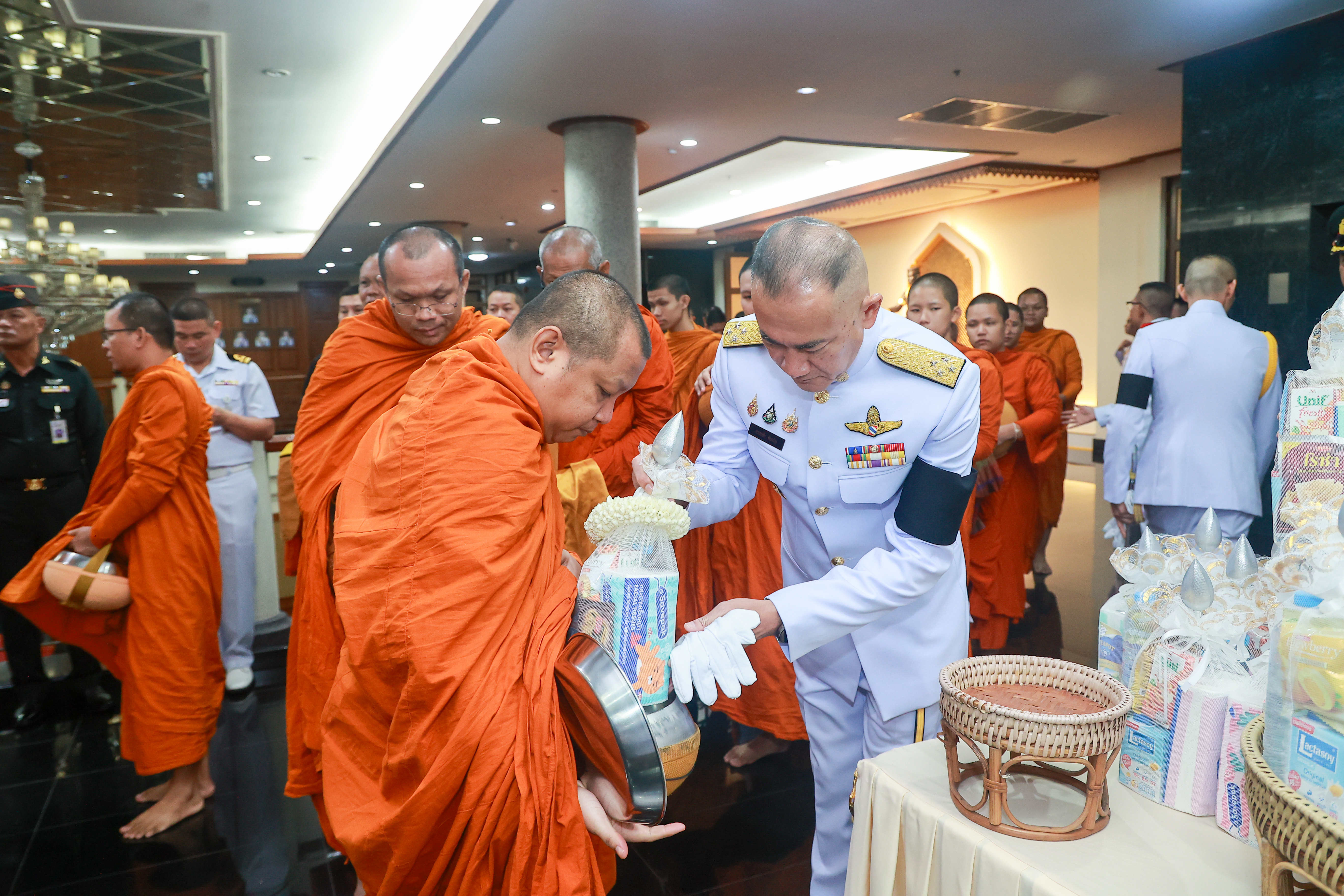 ปลัดกระทรวงกลาโหม นำข้าราชการน้อมรำลึกในพระมหากรุณาธิคุณ รัชกาลที่ ๙ “พระมหากรุณาธิคุณสถิตในดวงใจไทยตราบนิรันดร์” เนื่องในวันนวมินทรมหาราช ๑๓ ตุลาคม ๒๕๖๙ — ภาพที่ 14