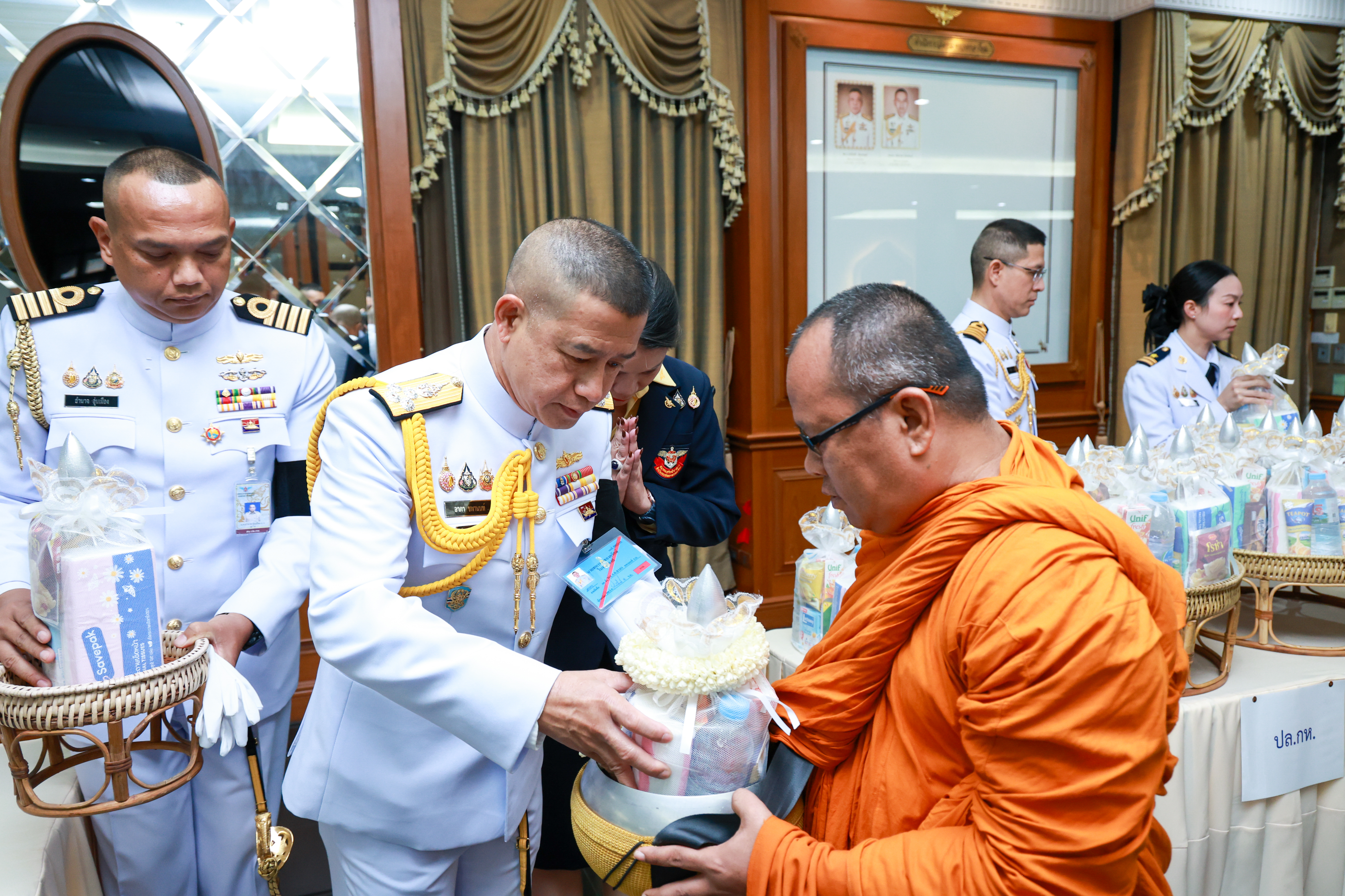 ปลัดกระทรวงกลาโหม นำข้าราชการน้อมรำลึกในพระมหากรุณาธิคุณ รัชกาลที่ ๙ “พระมหากรุณาธิคุณสถิตในดวงใจไทยตราบนิรันดร์” เนื่องในวันนวมินทรมหาราช ๑๓ ตุลาคม ๒๕๖๙ — ภาพที่ 15
