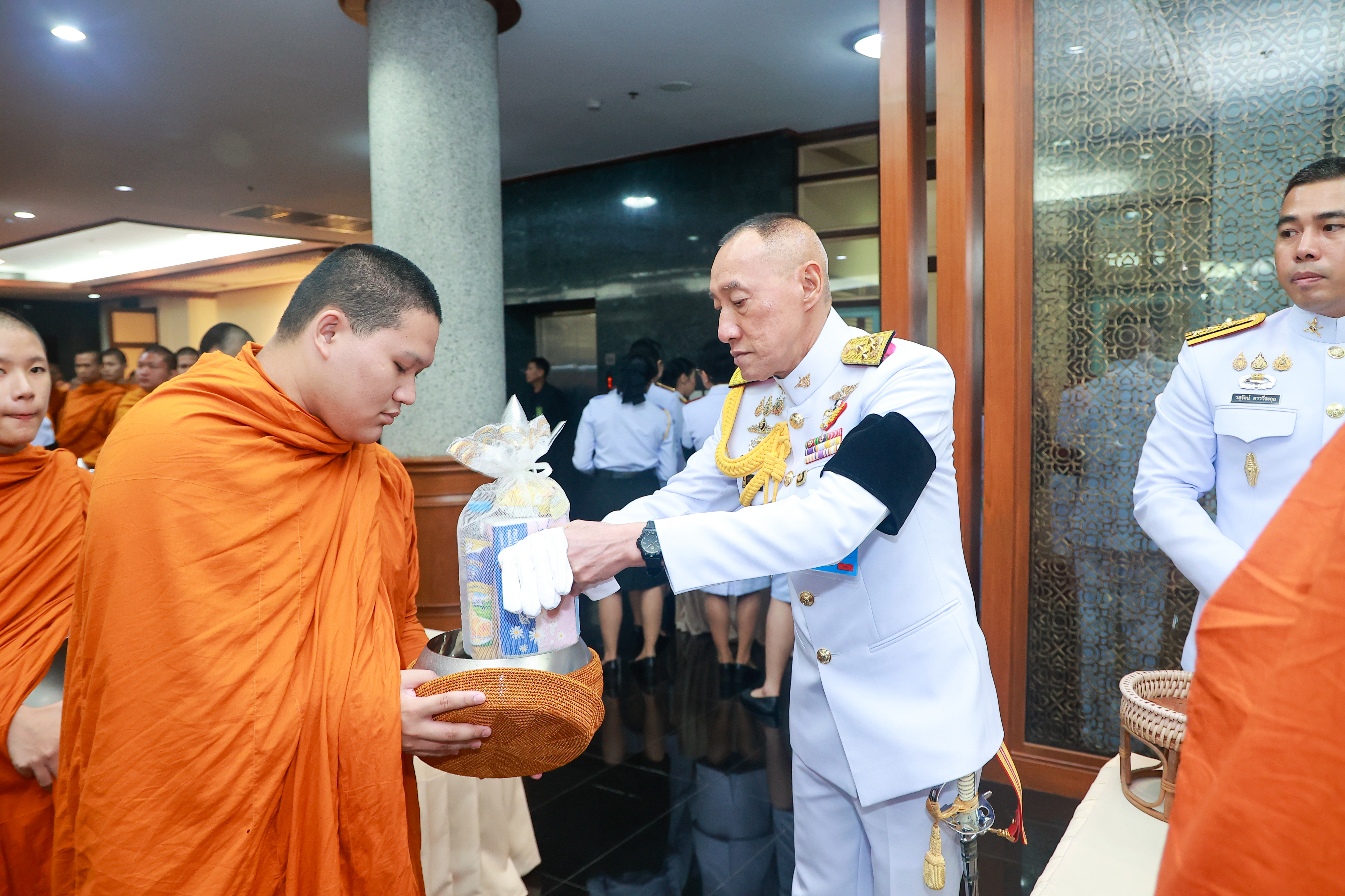 ปลัดกระทรวงกลาโหม นำข้าราชการน้อมรำลึกในพระมหากรุณาธิคุณ รัชกาลที่ ๙ “พระมหากรุณาธิคุณสถิตในดวงใจไทยตราบนิรันดร์” เนื่องในวันนวมินทรมหาราช ๑๓ ตุลาคม ๒๕๖๙ — ภาพที่ 16
