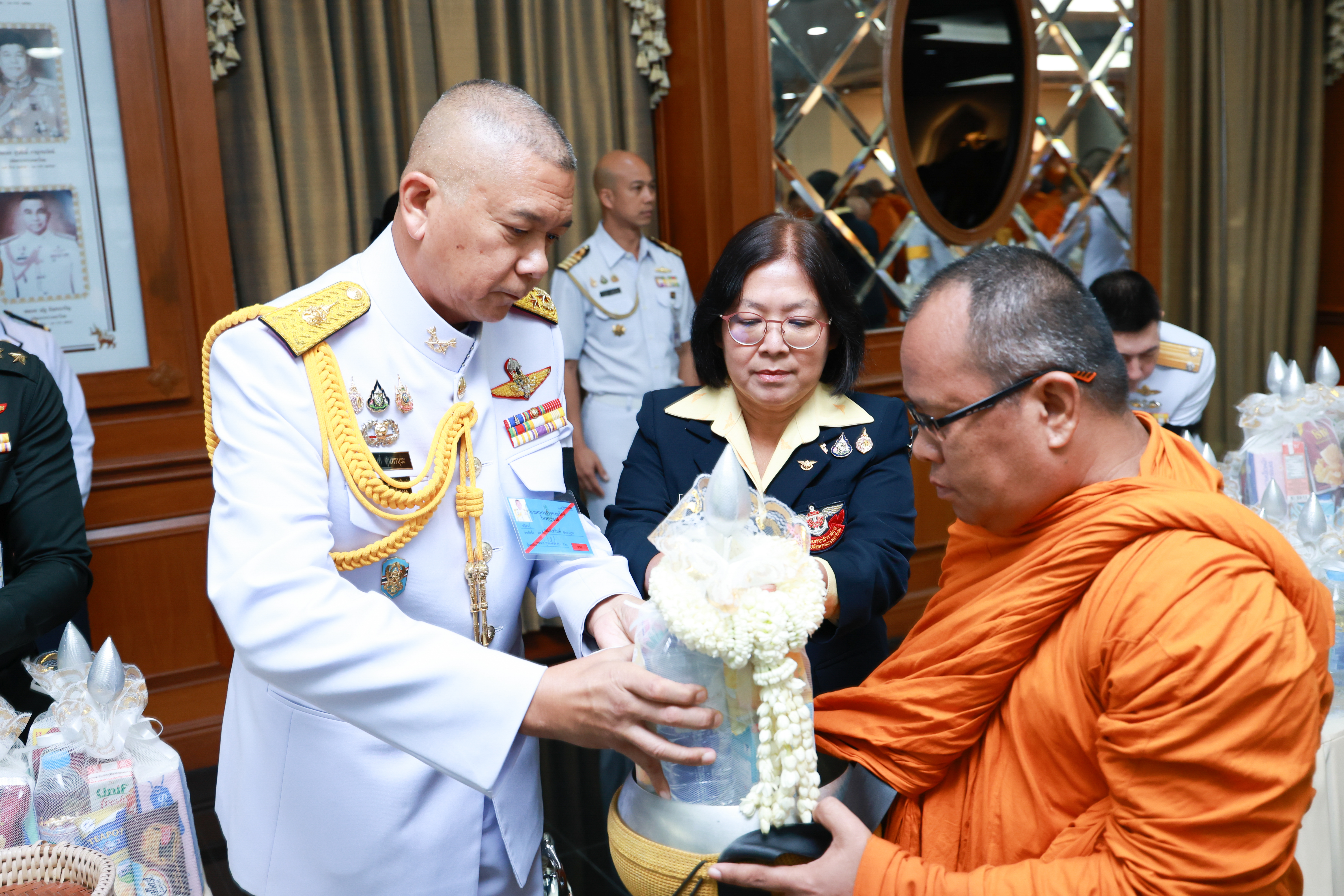 ปลัดกระทรวงกลาโหม นำข้าราชการน้อมรำลึกในพระมหากรุณาธิคุณ รัชกาลที่ ๙ “พระมหากรุณาธิคุณสถิตในดวงใจไทยตราบนิรันดร์” เนื่องในวันนวมินทรมหาราช ๑๓ ตุลาคม ๒๕๖๙ — ภาพที่ 17