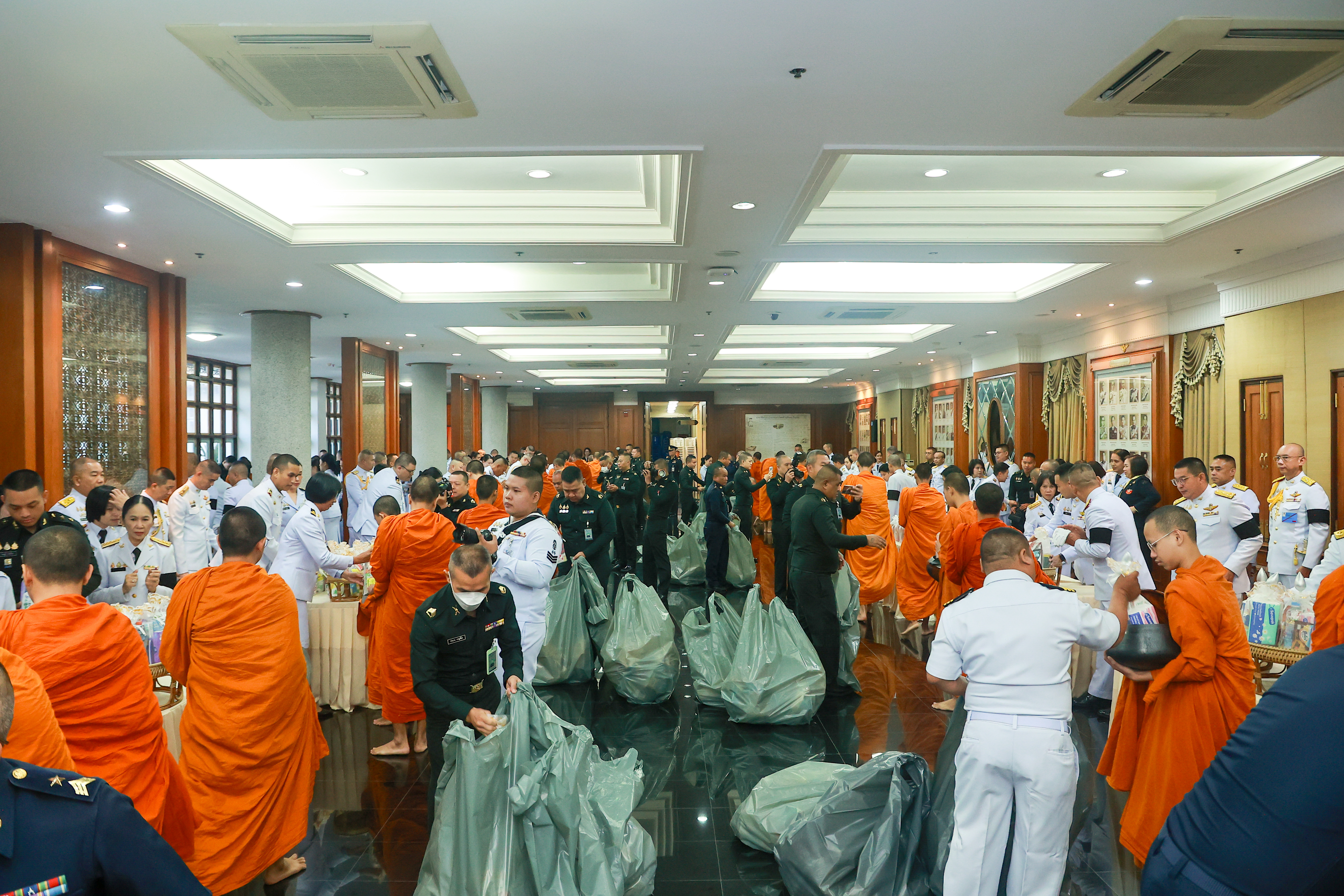 ปลัดกระทรวงกลาโหม นำข้าราชการน้อมรำลึกในพระมหากรุณาธิคุณ รัชกาลที่ ๙ “พระมหากรุณาธิคุณสถิตในดวงใจไทยตราบนิรันดร์” เนื่องในวันนวมินทรมหาราช ๑๓ ตุลาคม ๒๕๖๙ — ภาพที่ 18